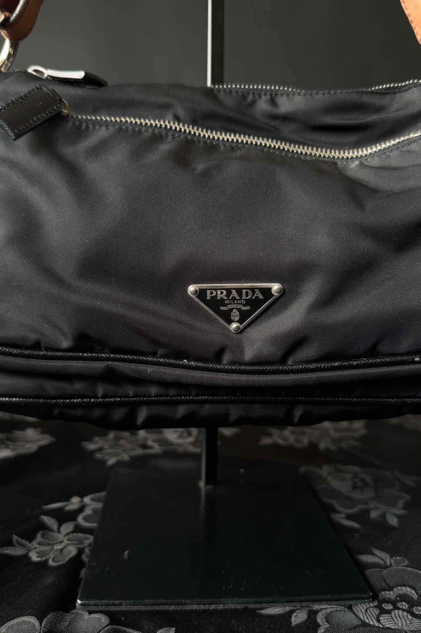 Vintage Prada Tessuto Mini Hobo Schultertasche – Black Nylon Re-Edition Style 1995
