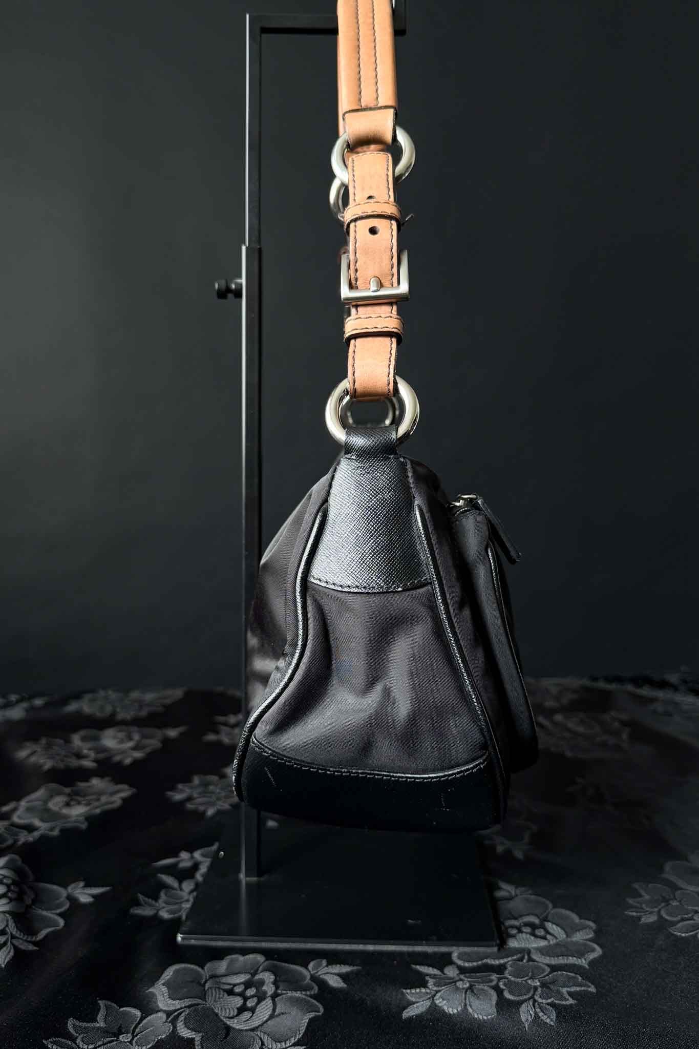 Vintage Prada Tessuto Mini Hobo Schultertasche – Black Nylon Re-Edition Style 1995