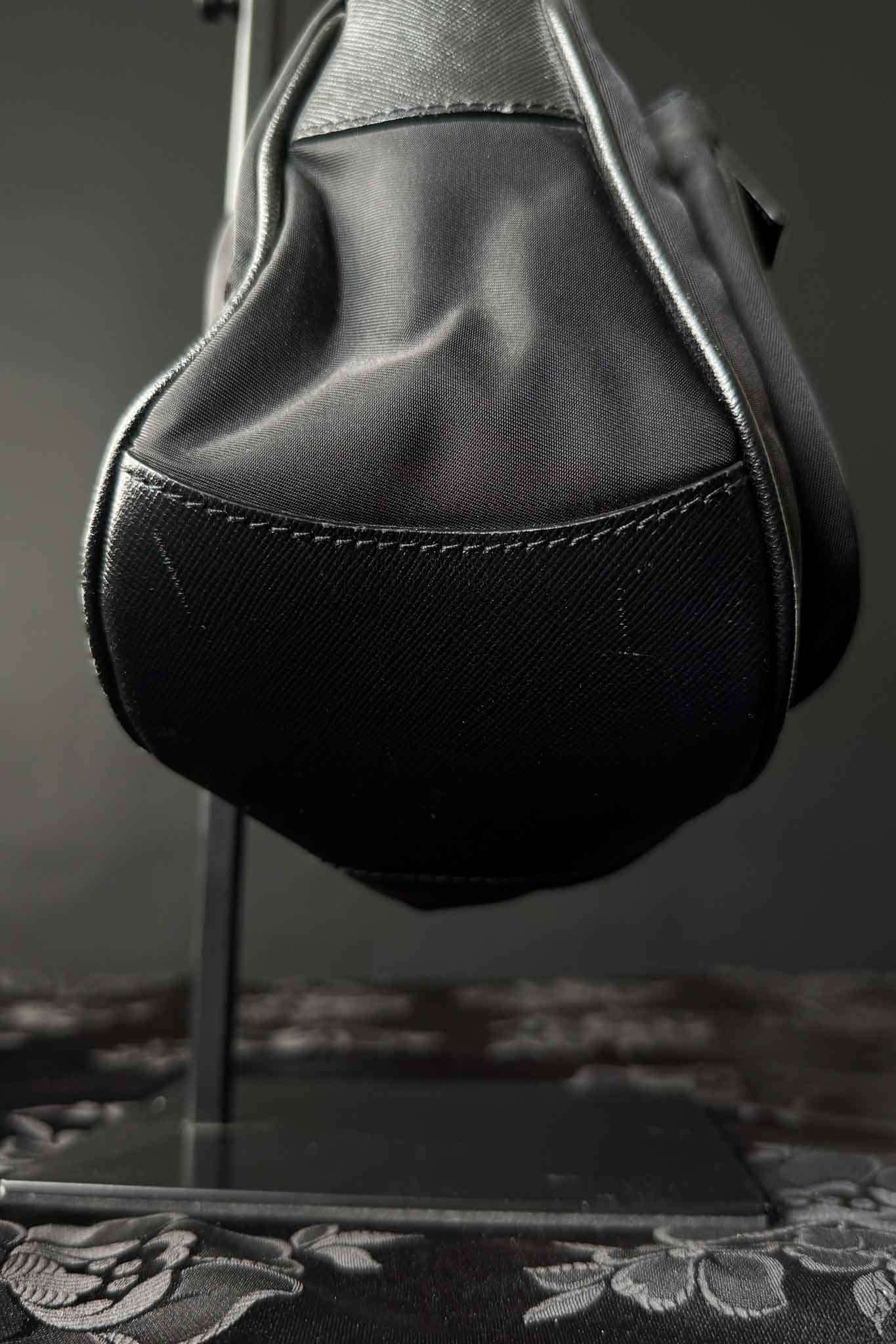 Vintage Prada Tessuto Mini Hobo Schultertasche – Black Nylon Re-Edition Style 1995