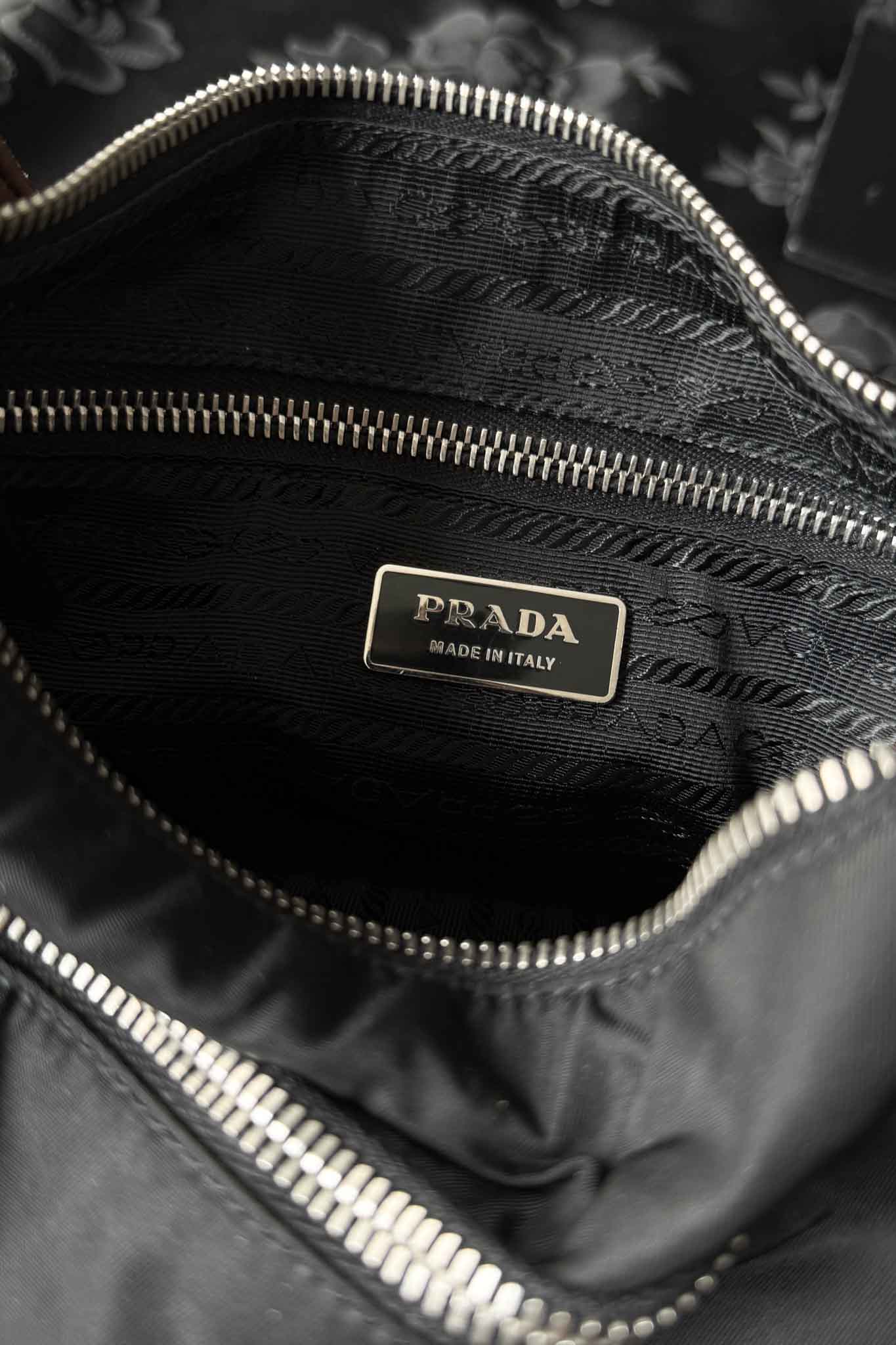 Vintage Prada Tessuto Mini Hobo Schultertasche – Black Nylon Re-Edition Style 1995
