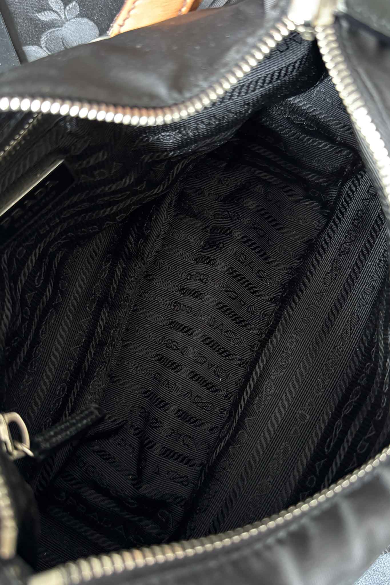Vintage Prada Tessuto Mini Hobo Schultertasche – Black Nylon Re-Edition Style 1995