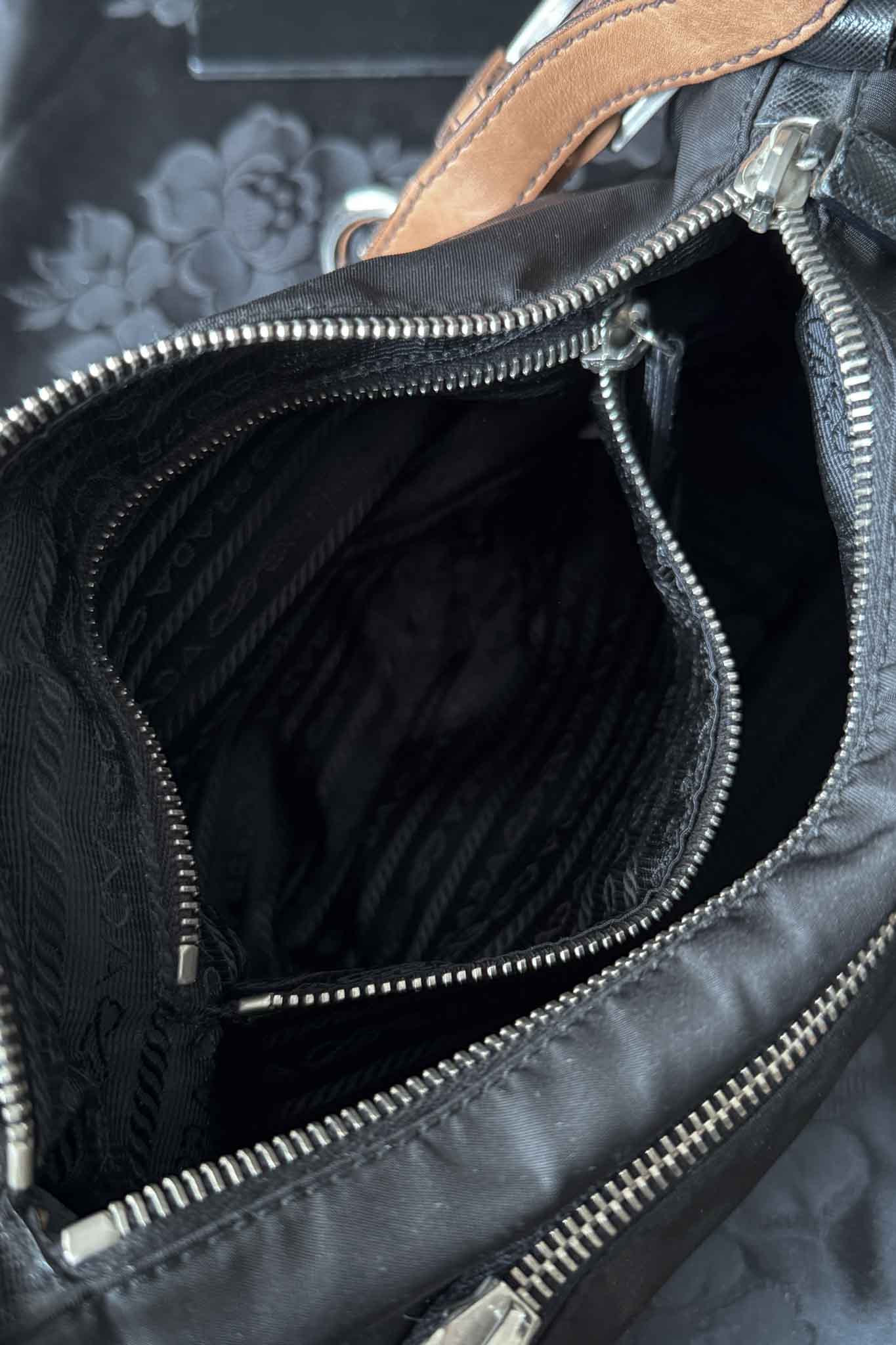 Vintage Prada Tessuto Mini Hobo Schultertasche – Black Nylon Re-Edition Style 1995