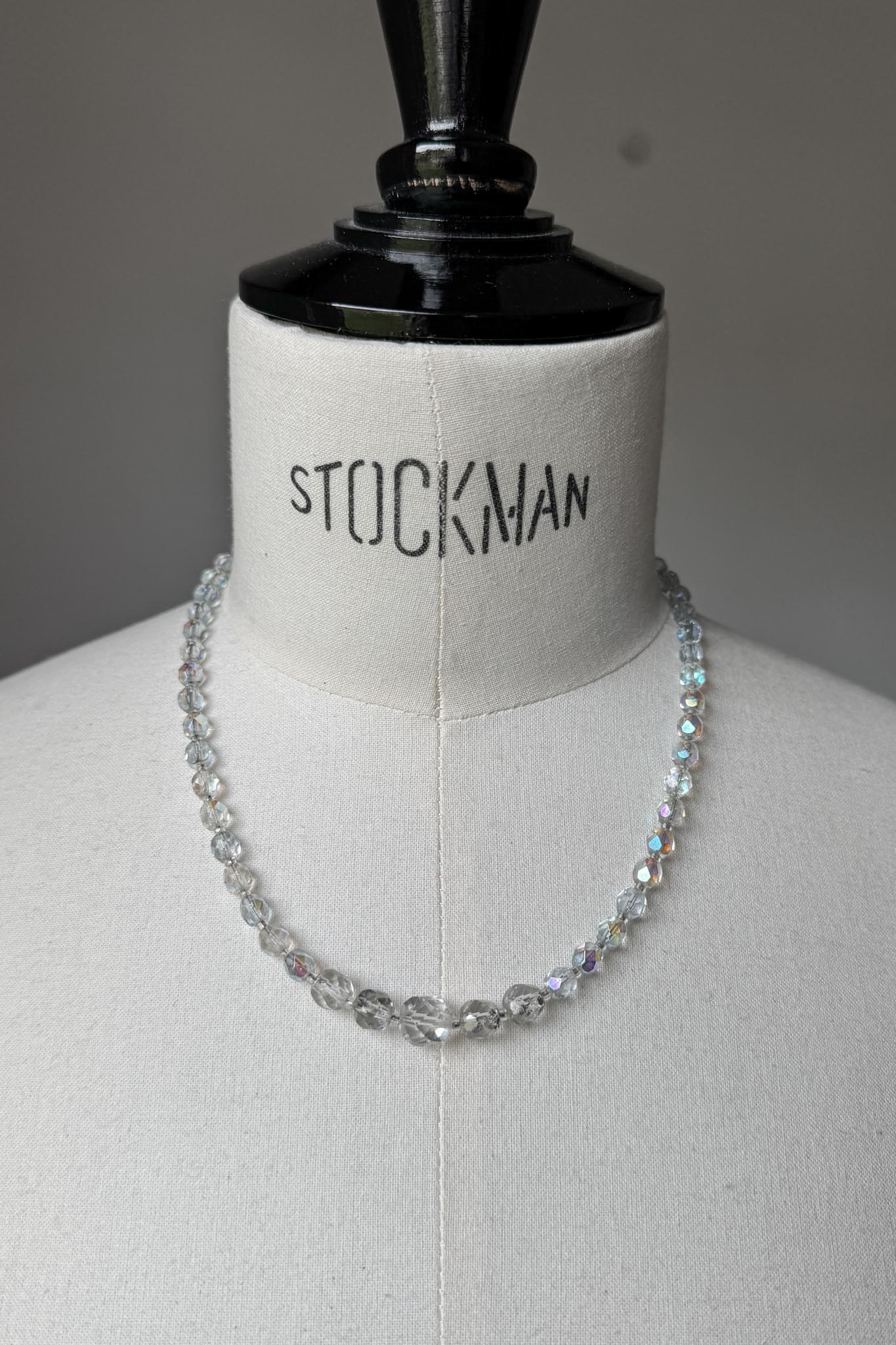 Irisierende Vintage Glasperlenkette mit Magnetverschluss – Ethereal Crystal Necklace theplaincircle vintage