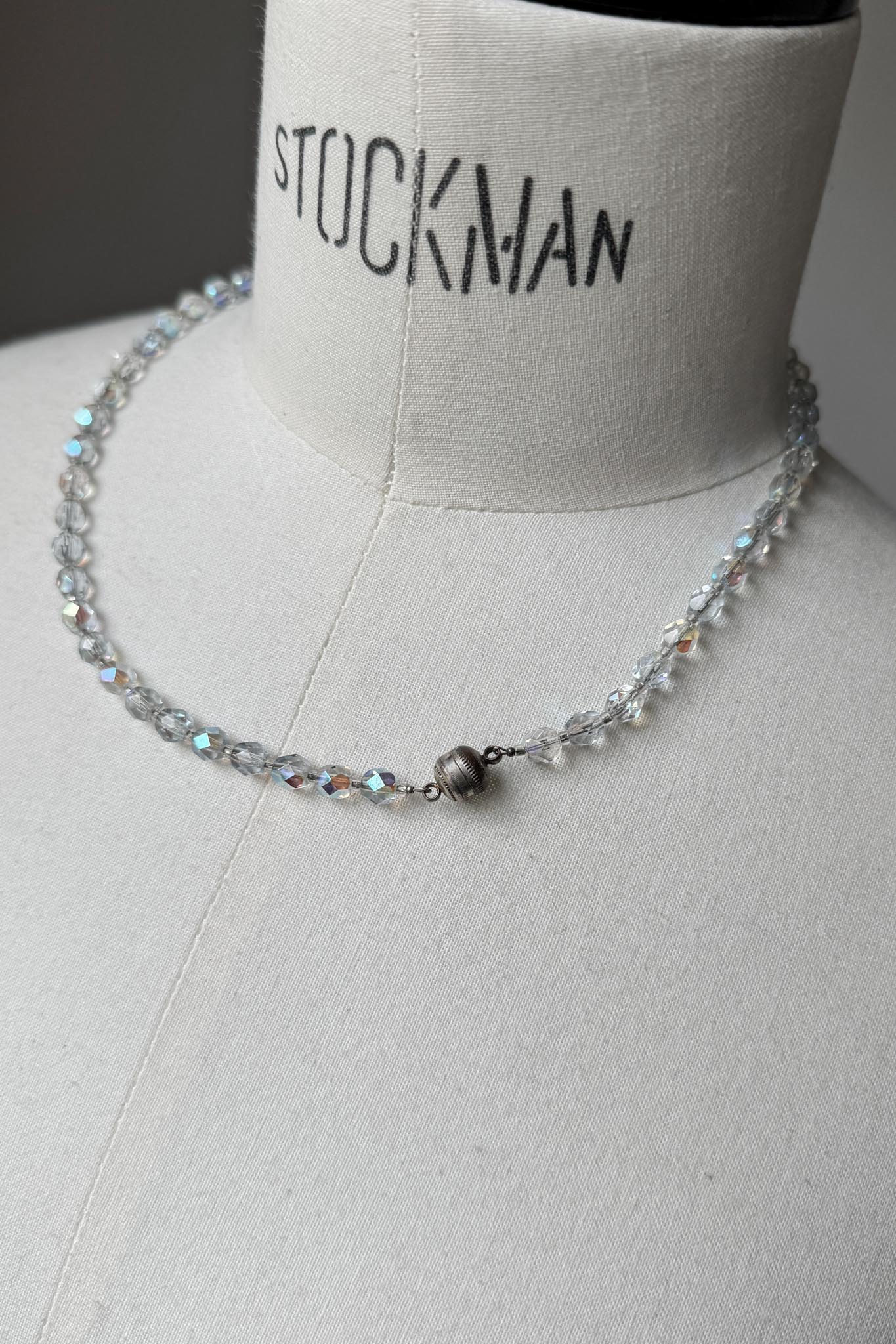 Irisierende Vintage Glasperlenkette mit Magnetverschluss – Ethereal Crystal Necklace theplaincircle vintage