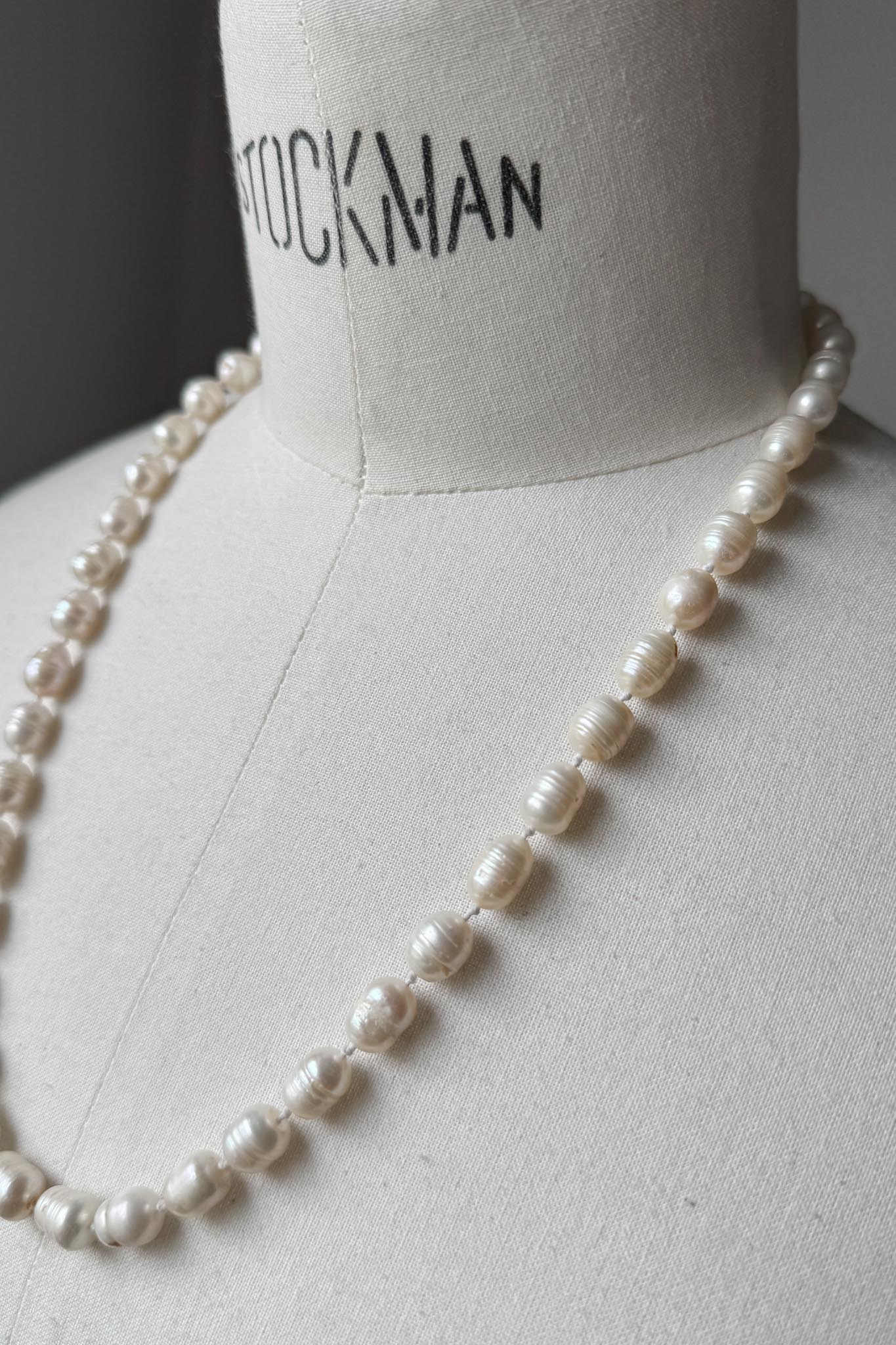 Vintage Perlenkette mit Magnetverschluss – Organic Pearl Necklace theplaincircle vintage