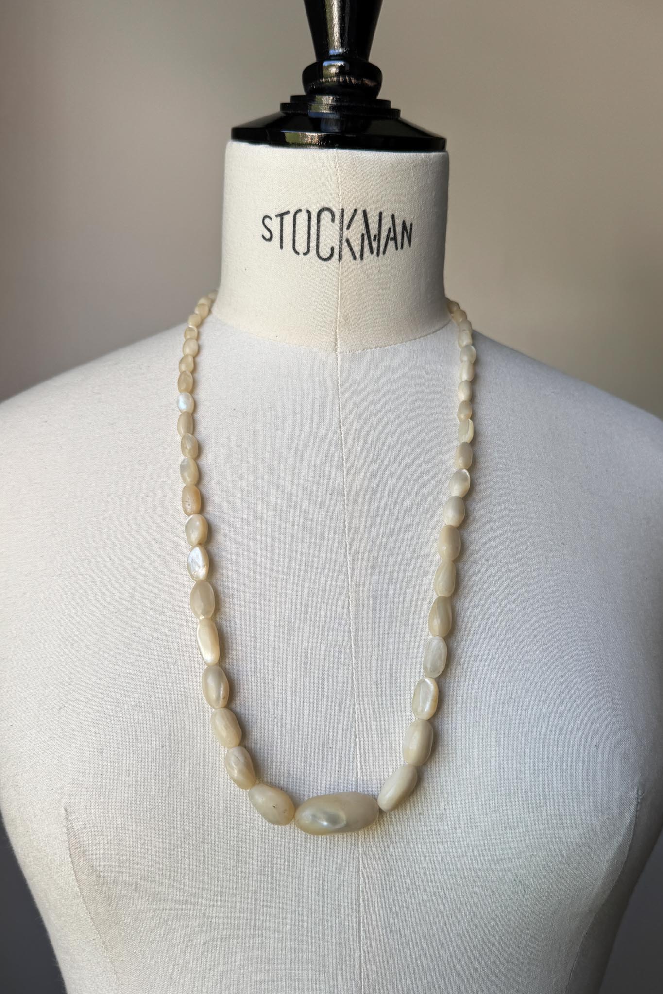 Vintage Perlmutt Kette – Organische Statement Necklace in Cremeweiß theplaincircle vintage