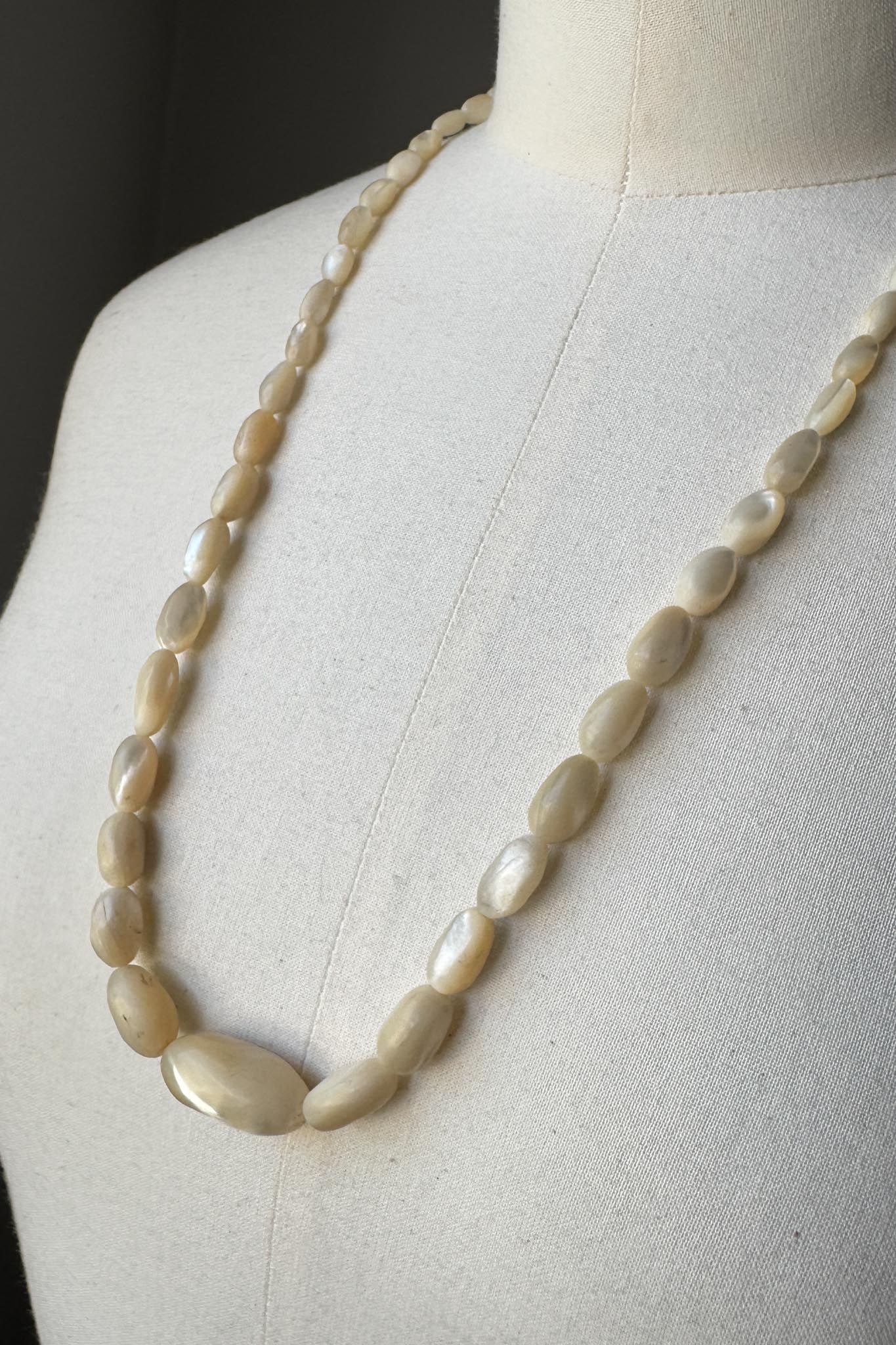 Vintage Perlmutt Kette – Organische Statement Necklace in Cremeweiß theplaincircle vintage