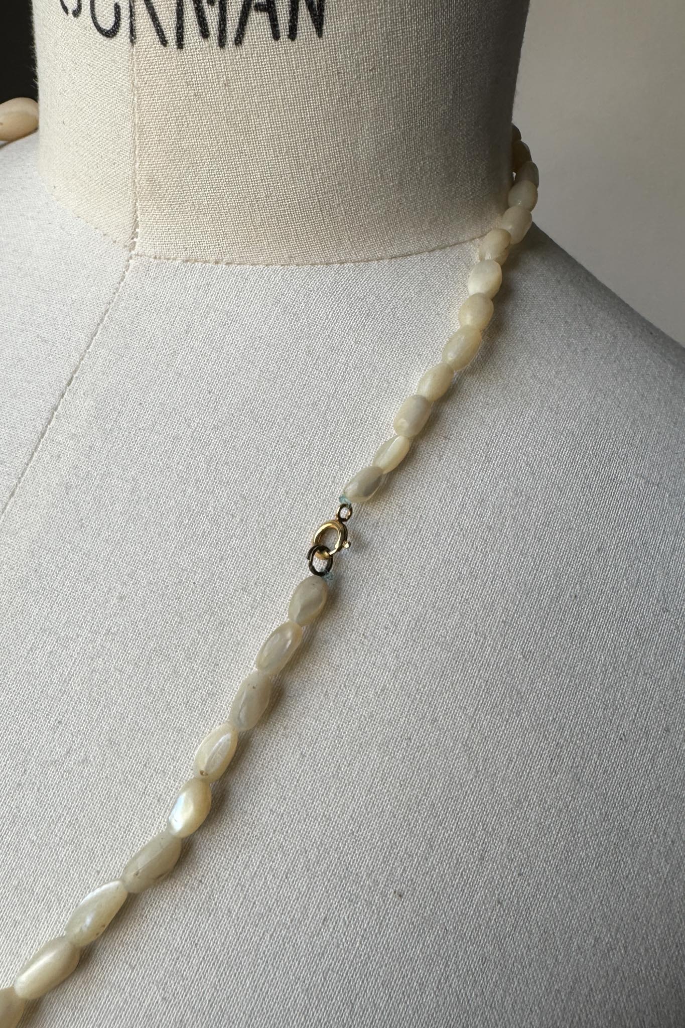 Vintage Perlmutt Kette – Organische Statement Necklace in Cremeweiß theplaincircle vintage