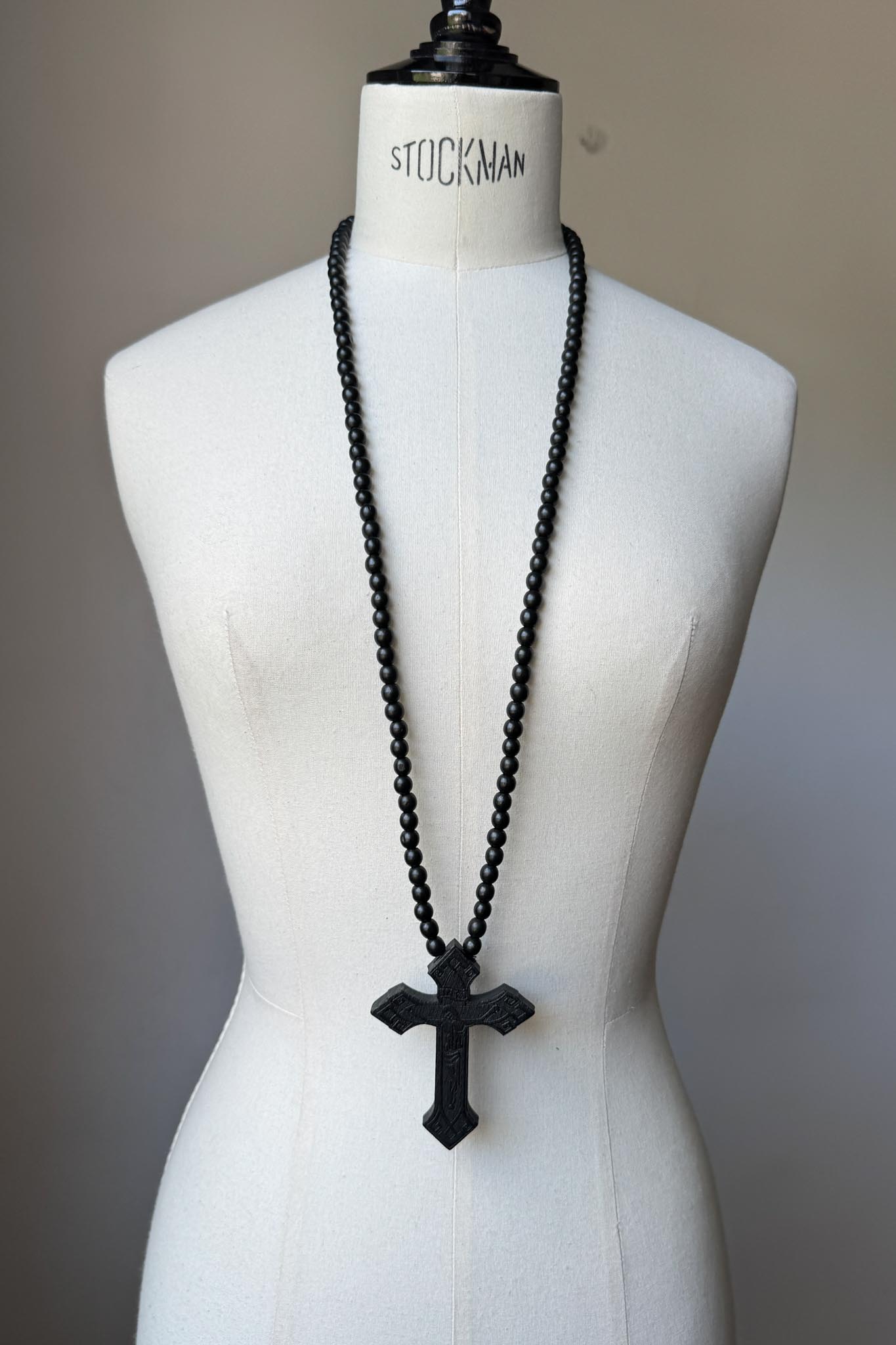 Antike Holzkreuz Kette – Schwarzer Gothic Rosenkranz theplaincircle vintage