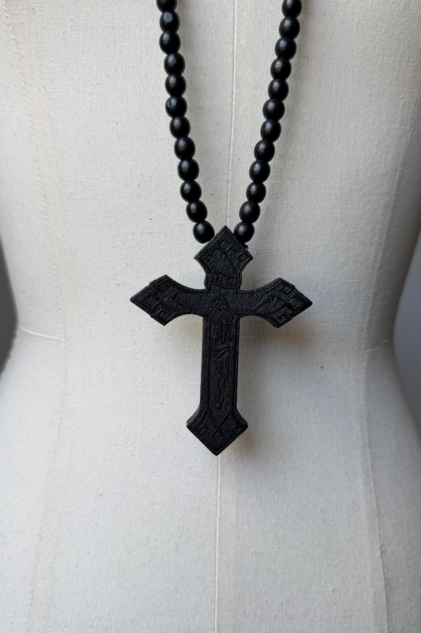 Antike Holzkreuz Kette – Schwarzer Gothic Rosenkranz theplaincircle vintage
