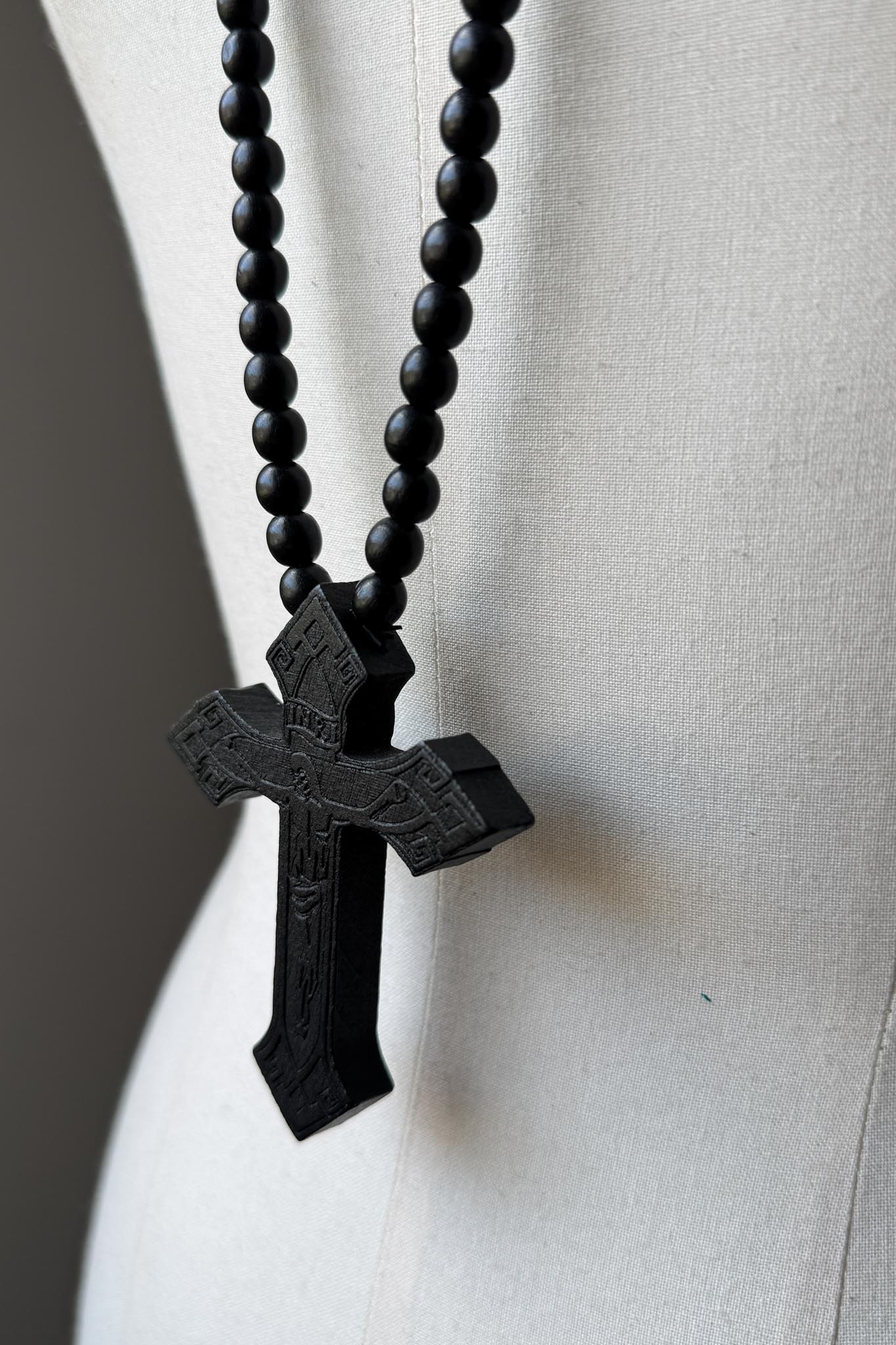 Antike Holzkreuz Kette – Schwarzer Gothic Rosenkranz theplaincircle vintage