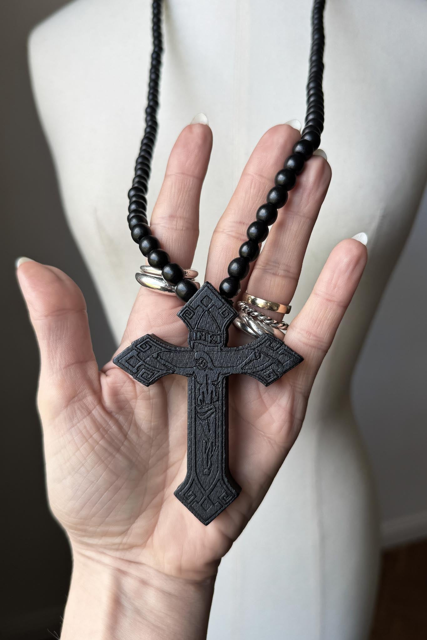 Antike Holzkreuz Kette – Schwarzer Gothic Rosenkranz theplaincircle vintage