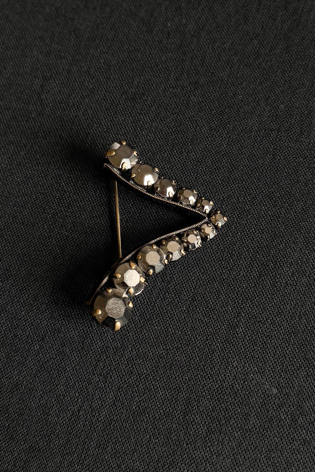 Dunkle Vintage Strass Brosche – Minimal Gothic Pin theplaincircle vintage