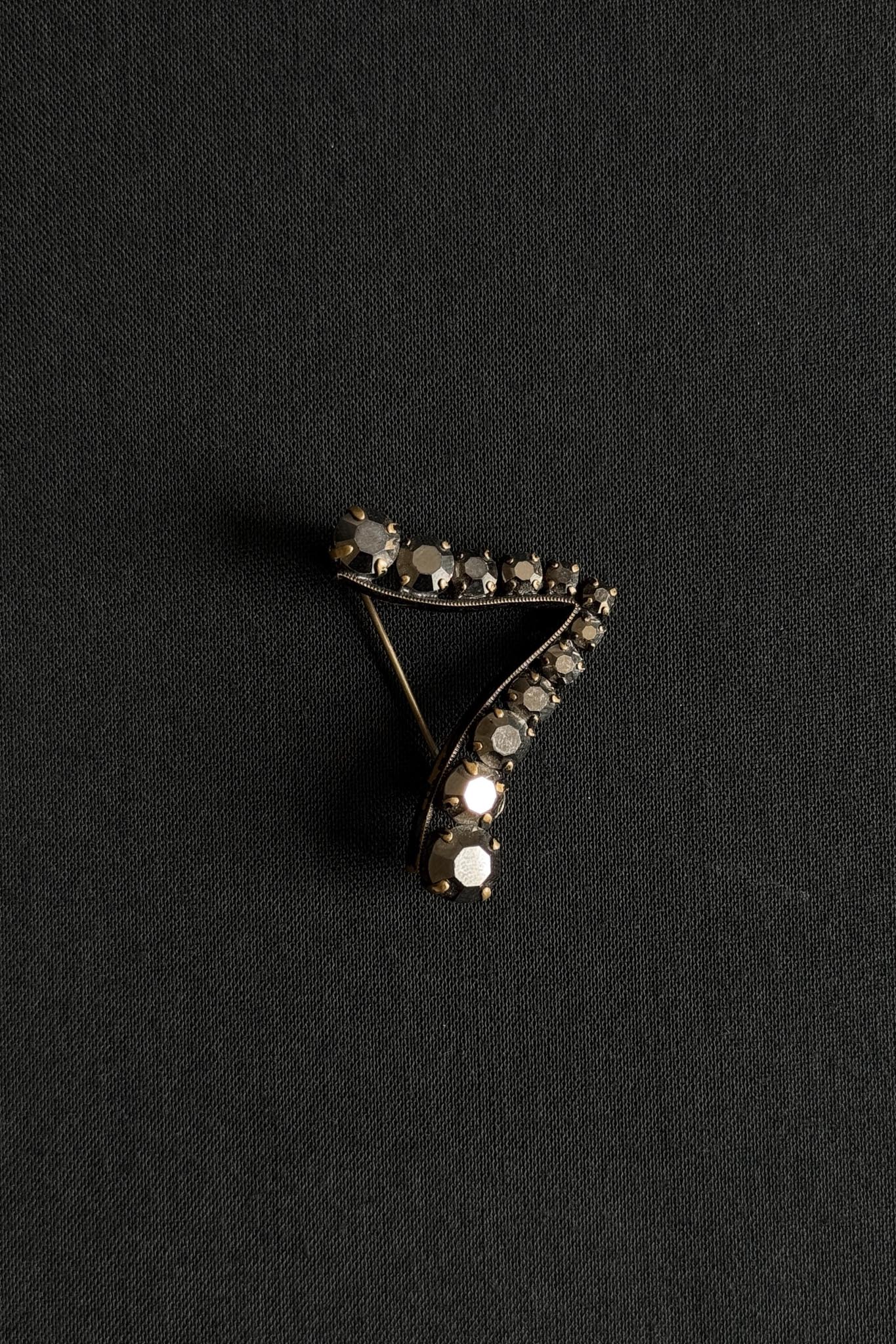 Dunkle Vintage Strass Brosche – Minimal Gothic Pin theplaincircle vintage