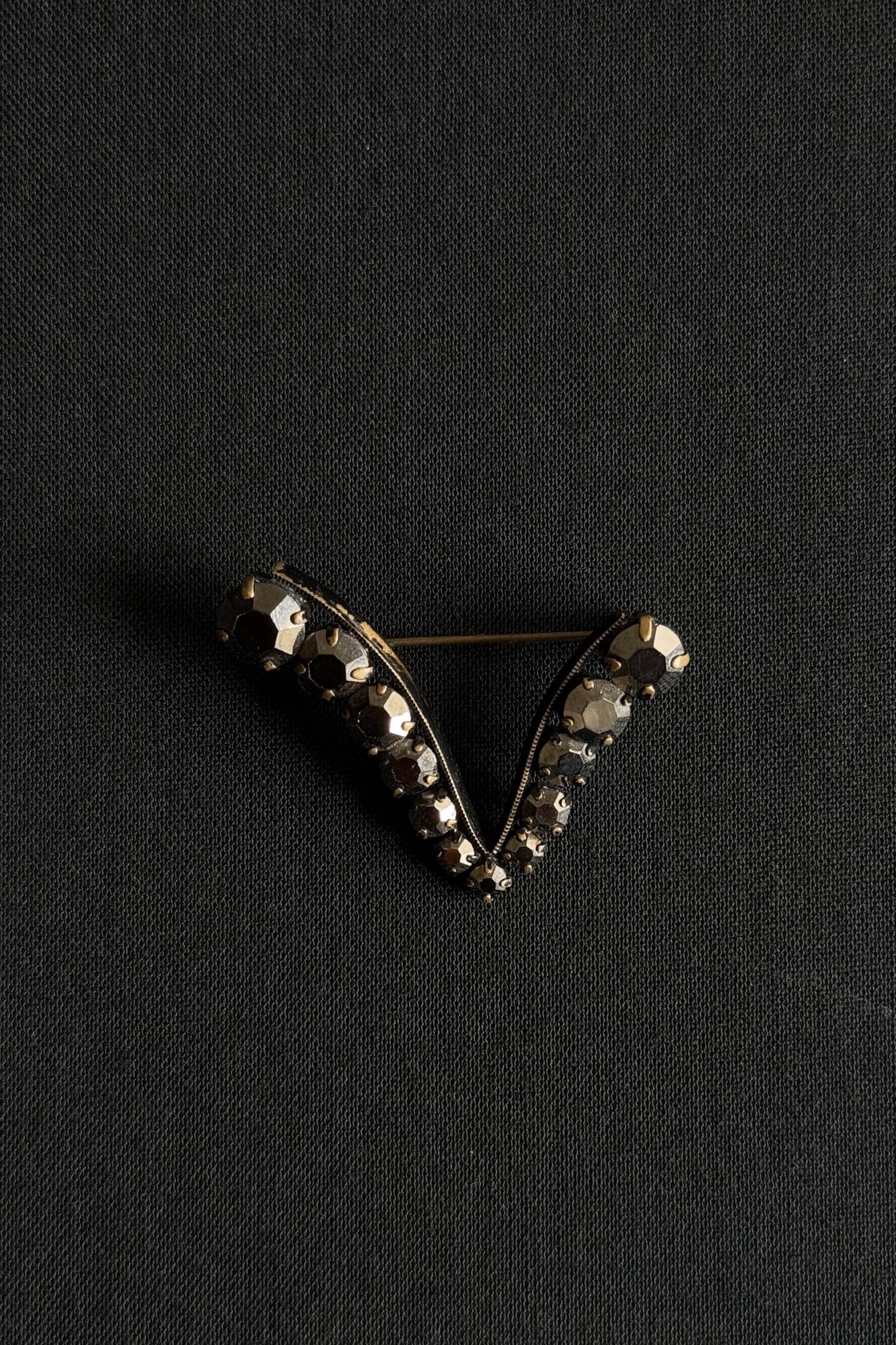 Dunkle Vintage Strass Brosche – Minimal Gothic Pin theplaincircle vintage