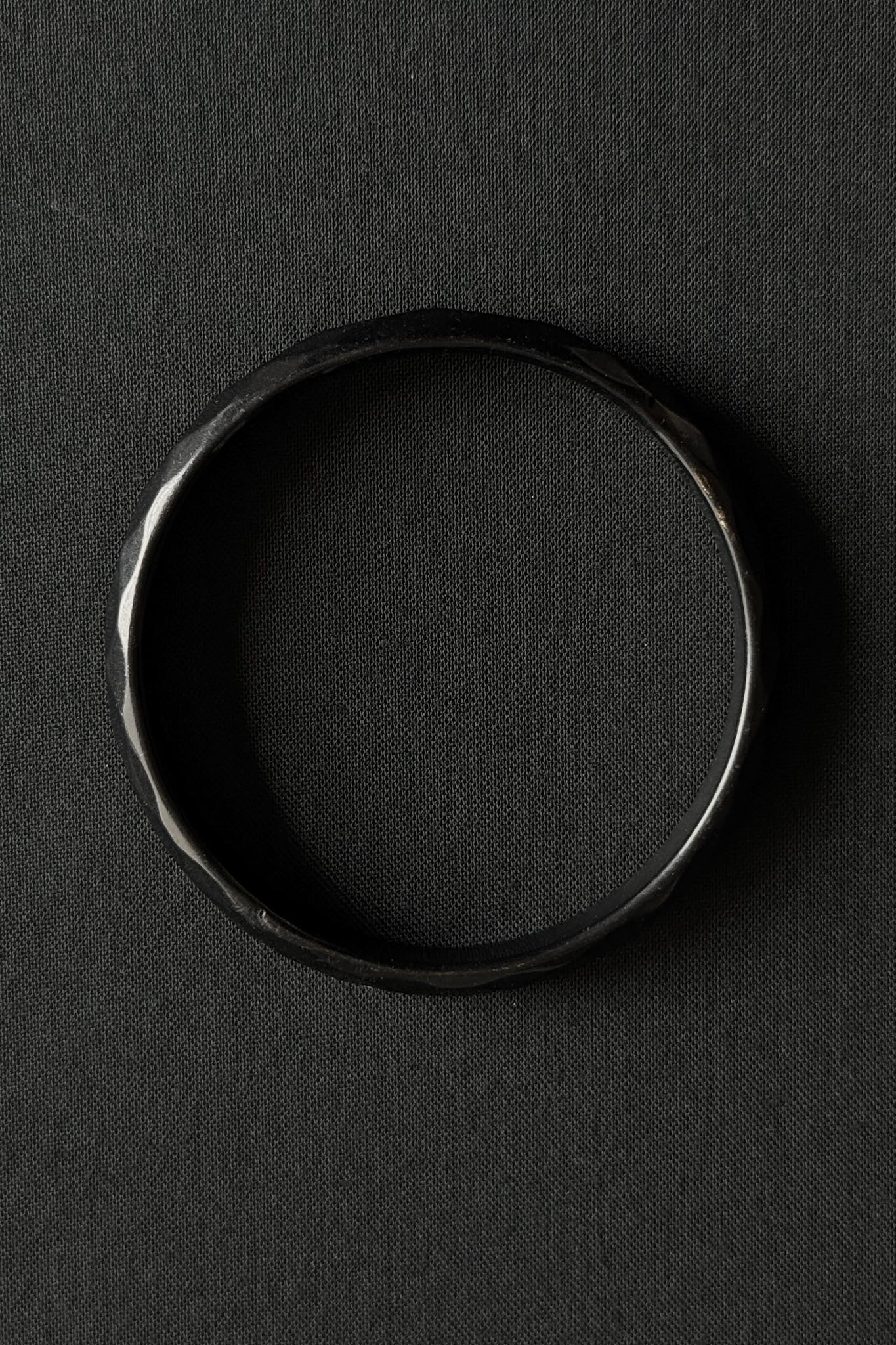 Schwarzer Gagat Armreif mit Facettenschliff – Victorian Mourning Style theplaincircle vintage