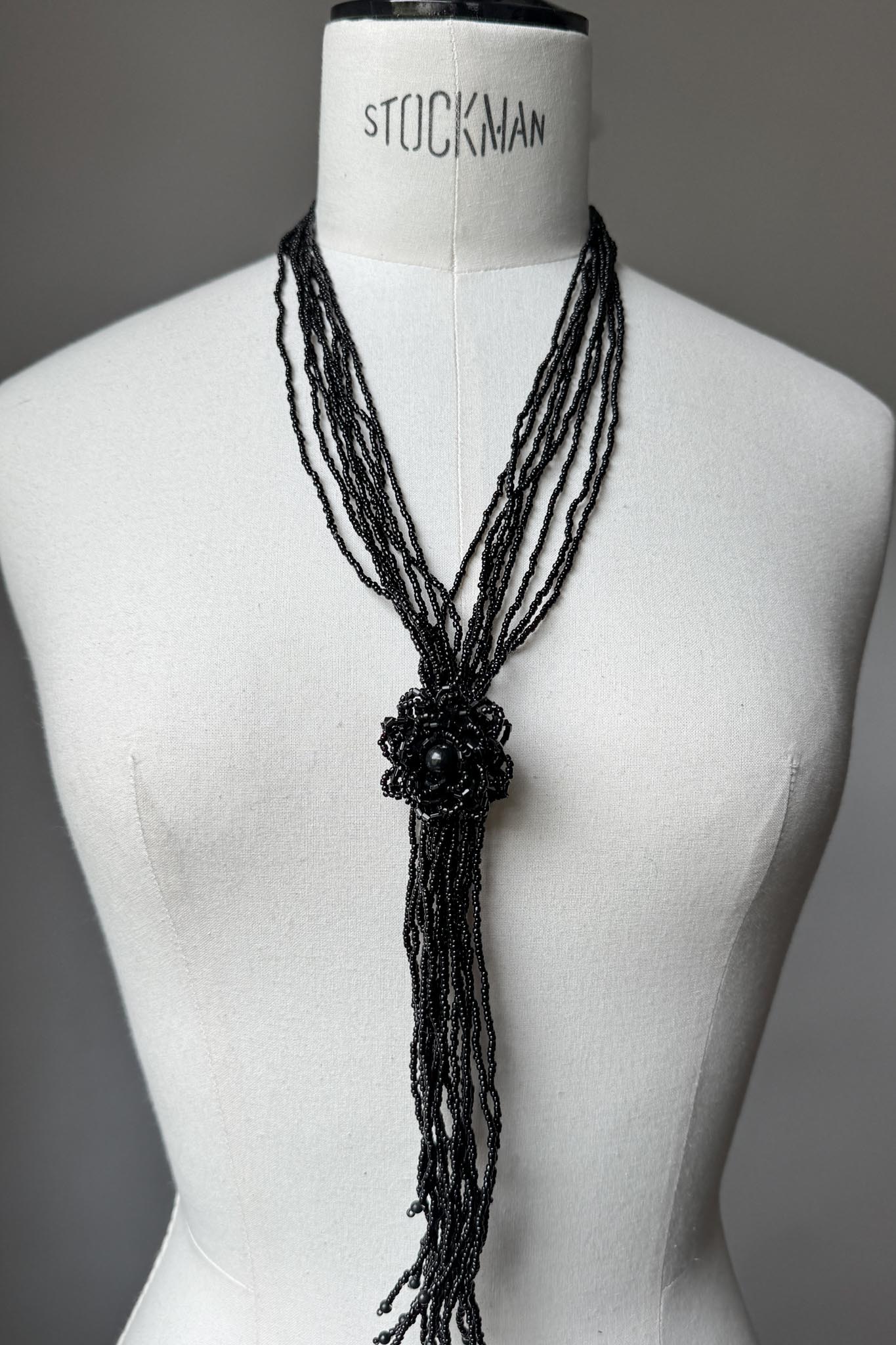 Antike 20s Perlenkette mit Knotendetail – Black Beaded Flapper Necklace theplaincircle vintage