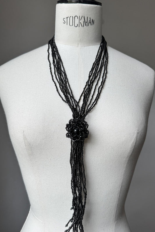 Antike 20s Perlenkette mit Knotendetail – Black Beaded Flapper Necklace theplaincircle vintage