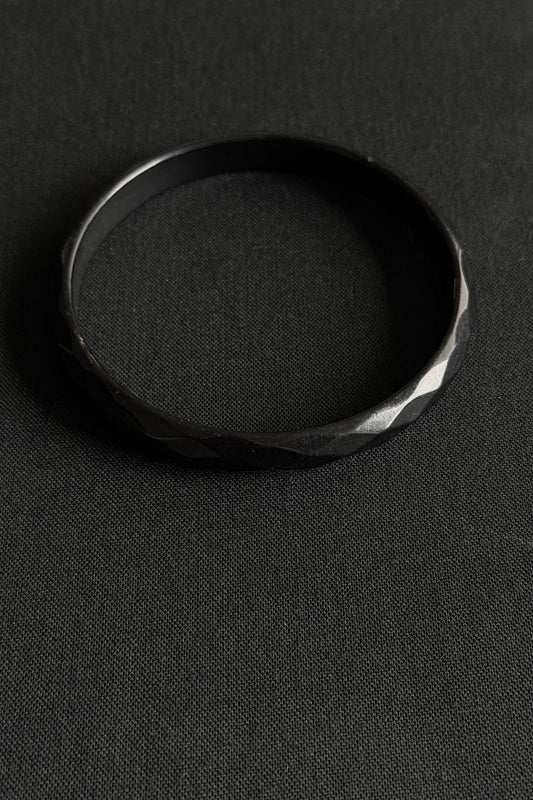 Schwarzer Gagat Armreif mit Facettenschliff – Victorian Mourning Style theplaincircle vintage