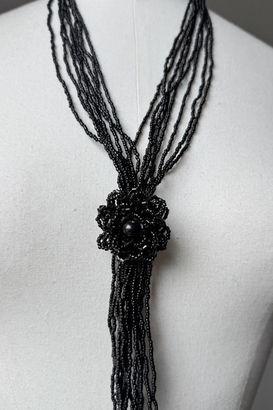 Antike 20s Perlenkette mit Knotendetail – Black Beaded Flapper Necklace theplaincircle vintage