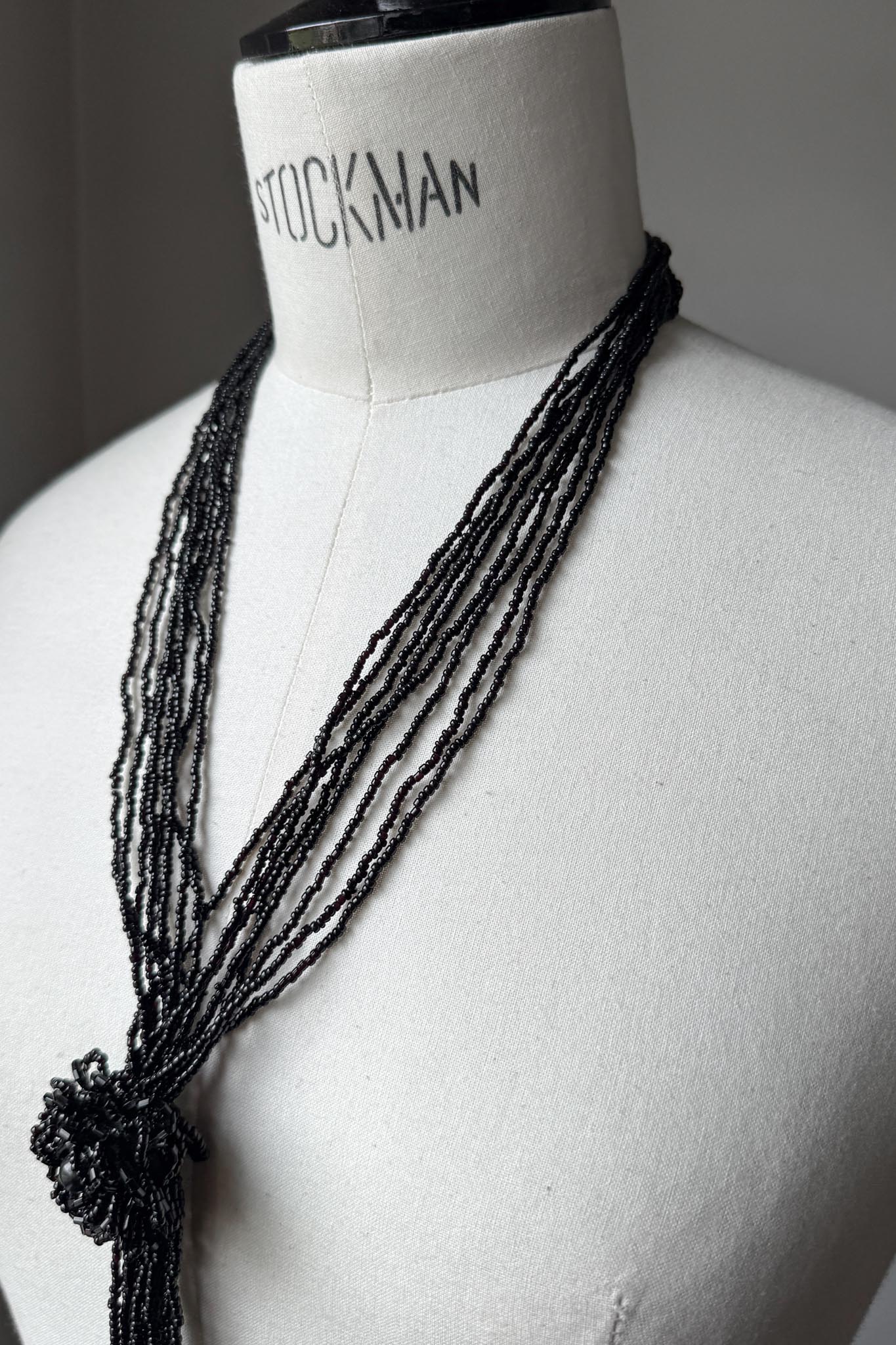 Antike 20s Perlenkette mit Knotendetail – Black Beaded Flapper Necklace theplaincircle vintage
