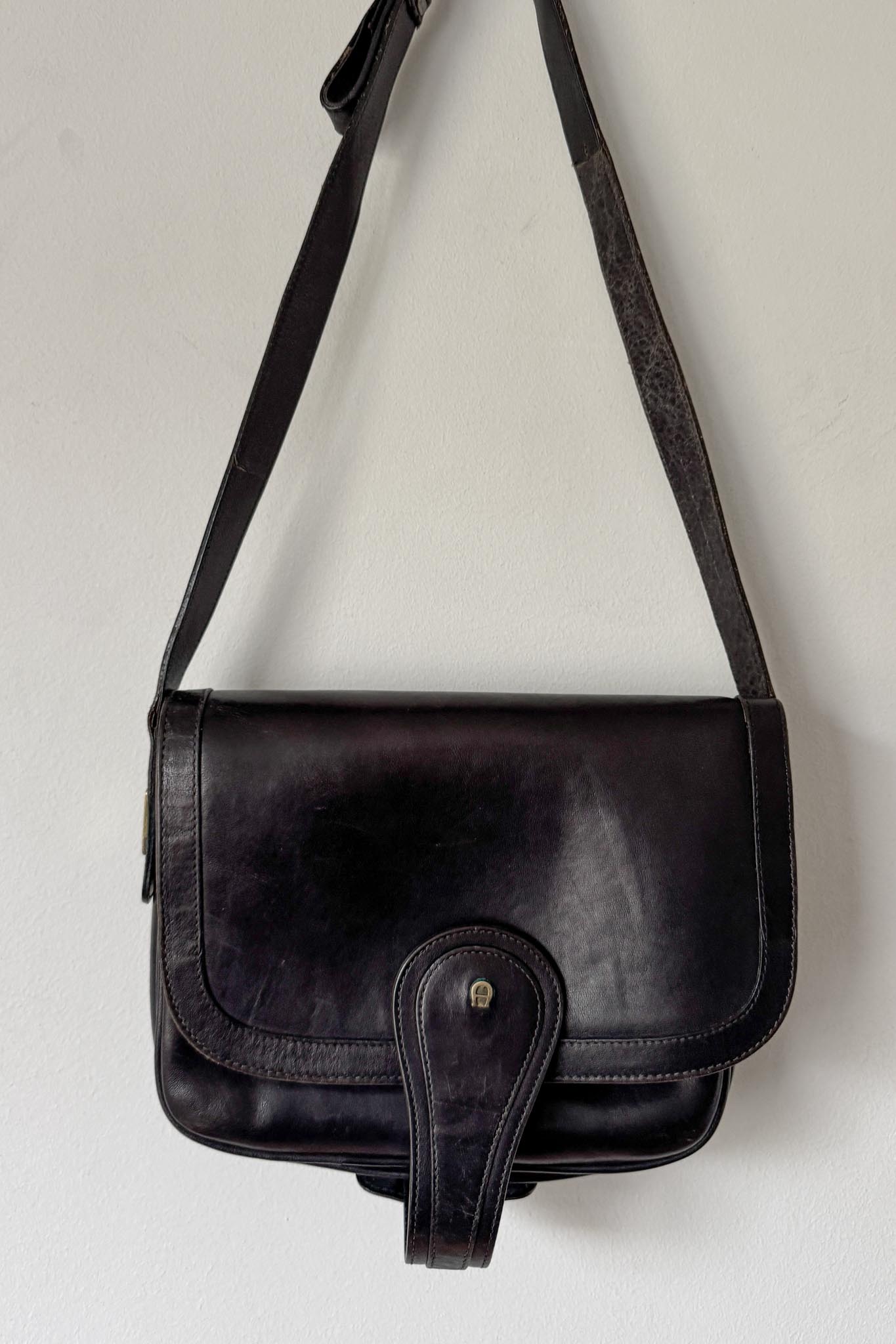 Vintage Aigner Ledertasche Schwarz – Zeitloser Klassiker mit Patina theplaincircle vintage