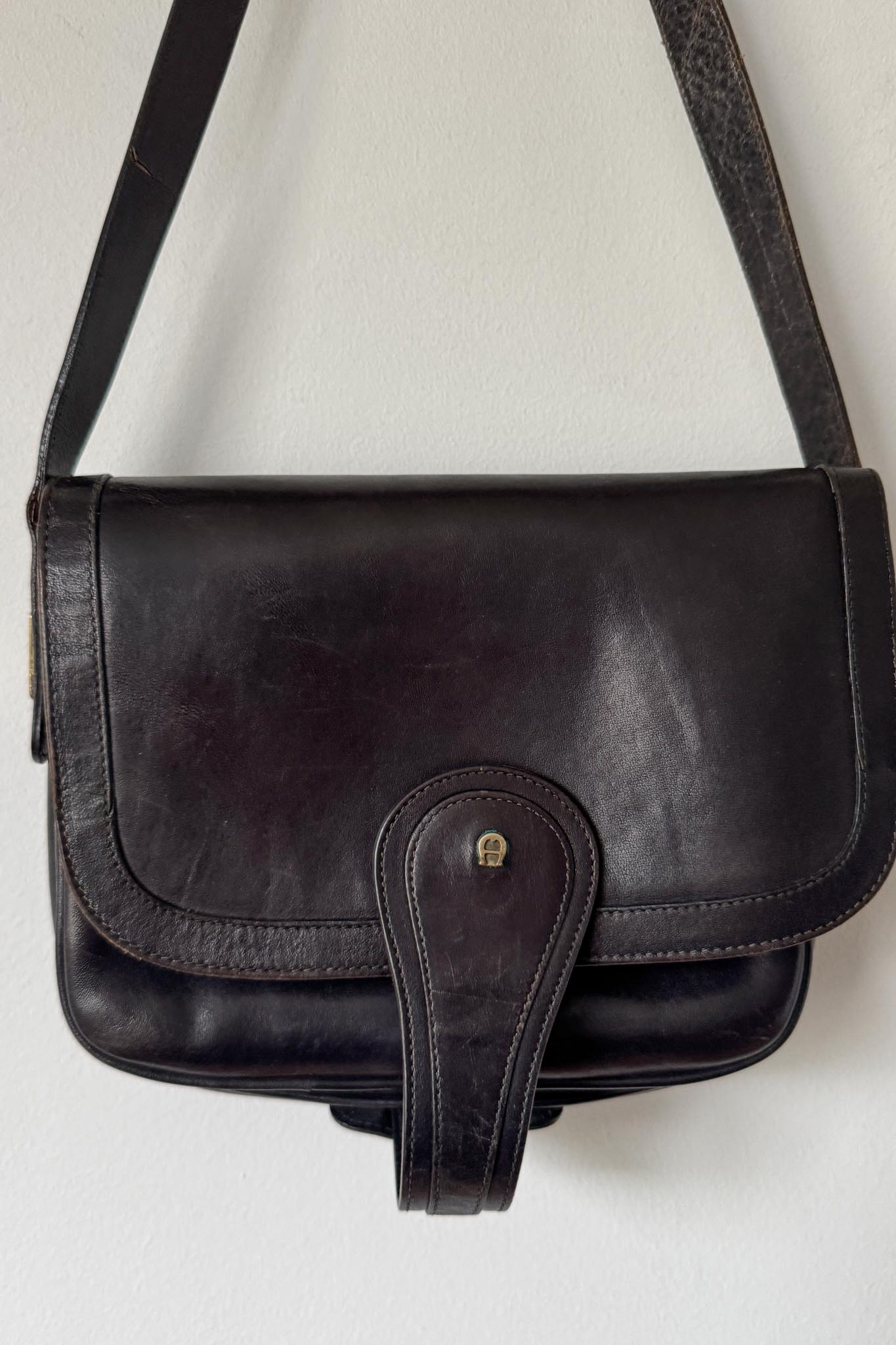 Vintage Aigner Ledertasche Schwarz – Zeitloser Klassiker mit Patina theplaincircle vintage
