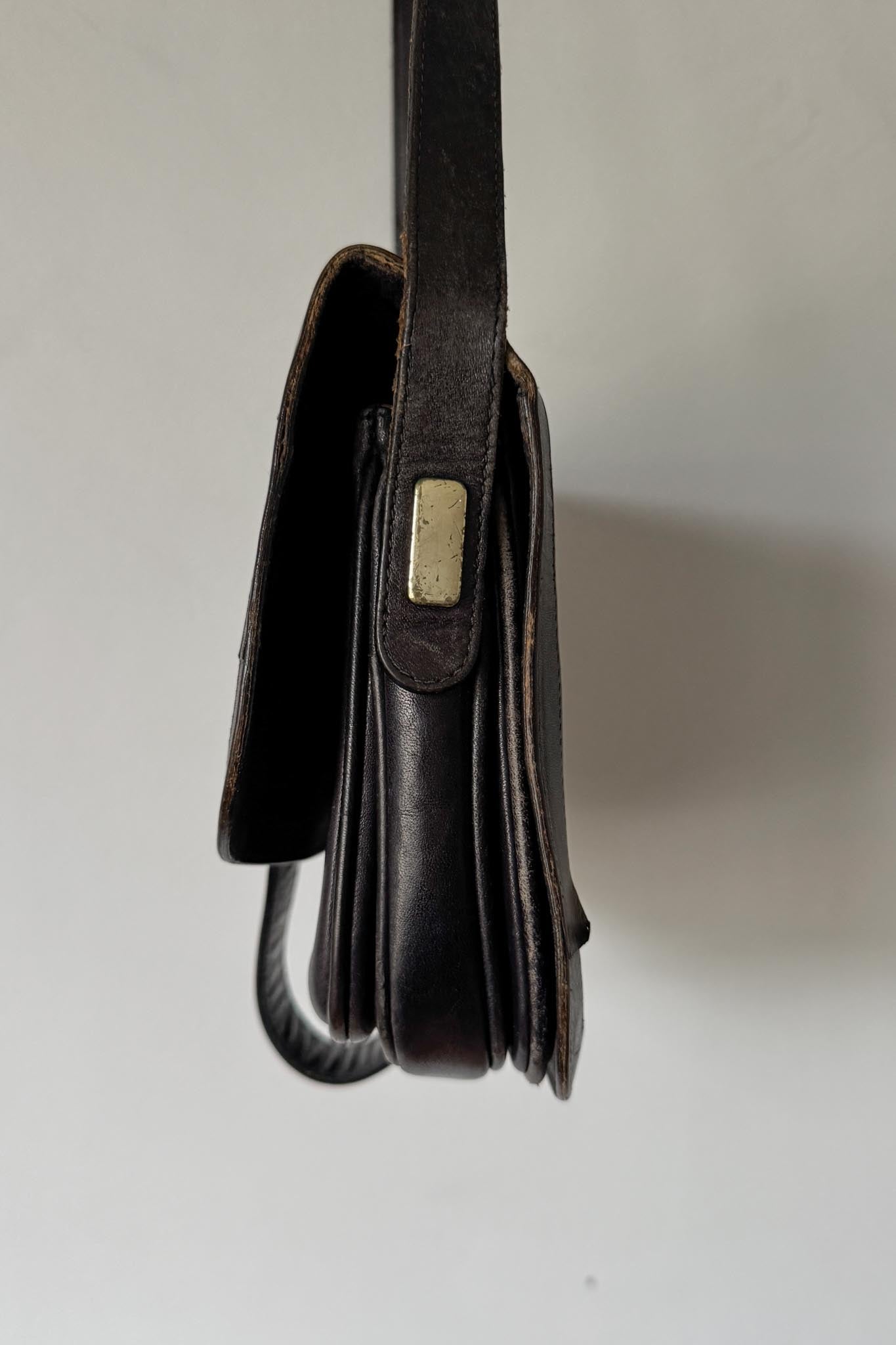 Vintage Aigner Ledertasche Schwarz – Zeitloser Klassiker mit Patina theplaincircle vintage
