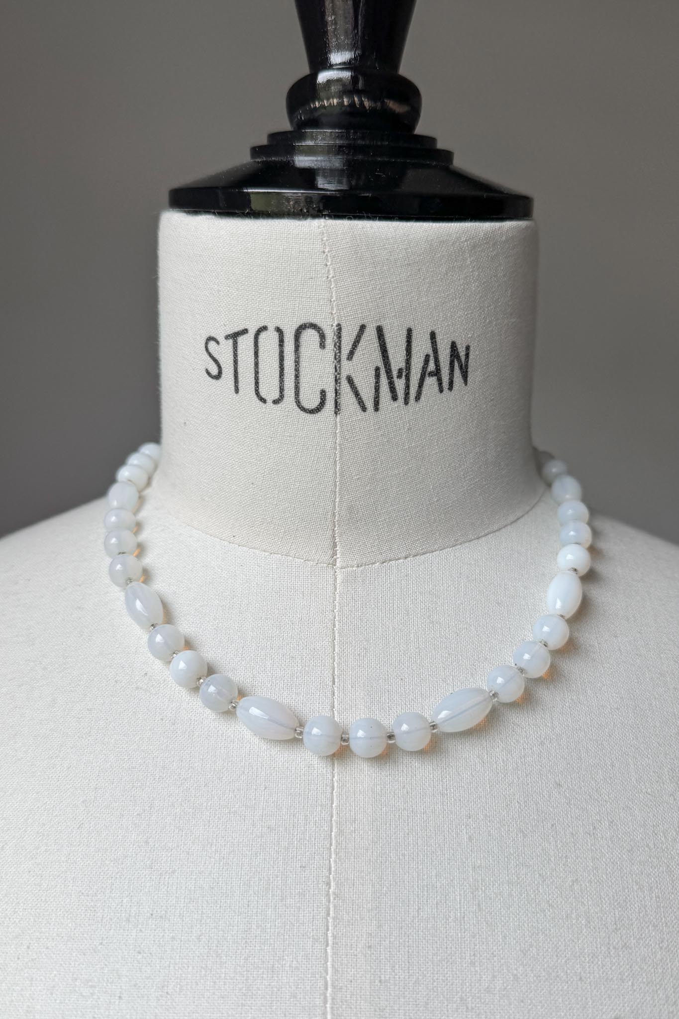 Vintage Mondstein Perlenkette mit Magnetverschluss – Ethereal White Stone Necklace theplaincircle vintage