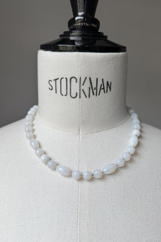 Vintage Mondstein Perlenkette mit Magnetverschluss – Ethereal White Stone Necklace theplaincircle vintage