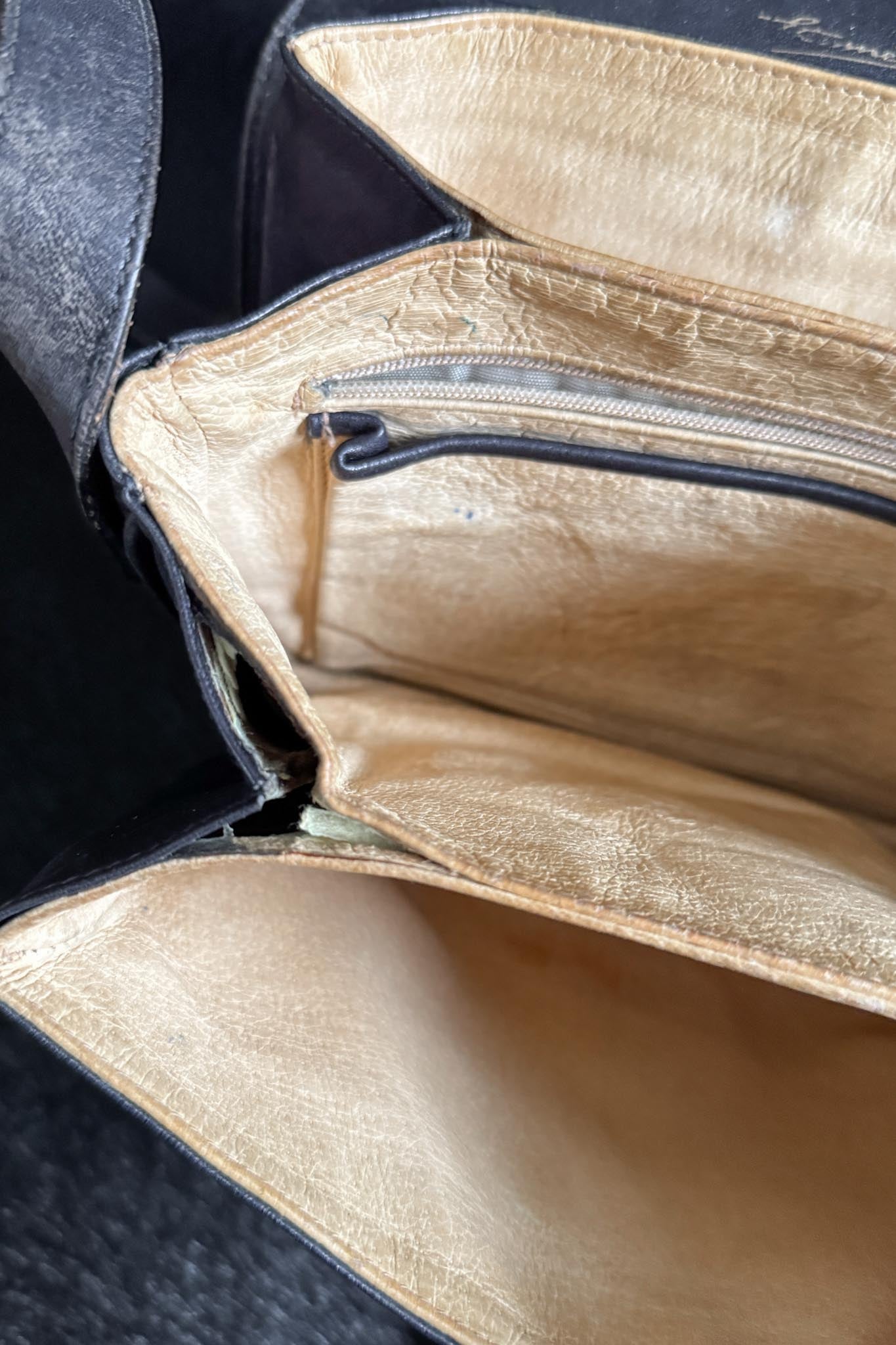 Vintage Aigner Ledertasche Schwarz – Zeitloser Klassiker mit Patina theplaincircle vintage