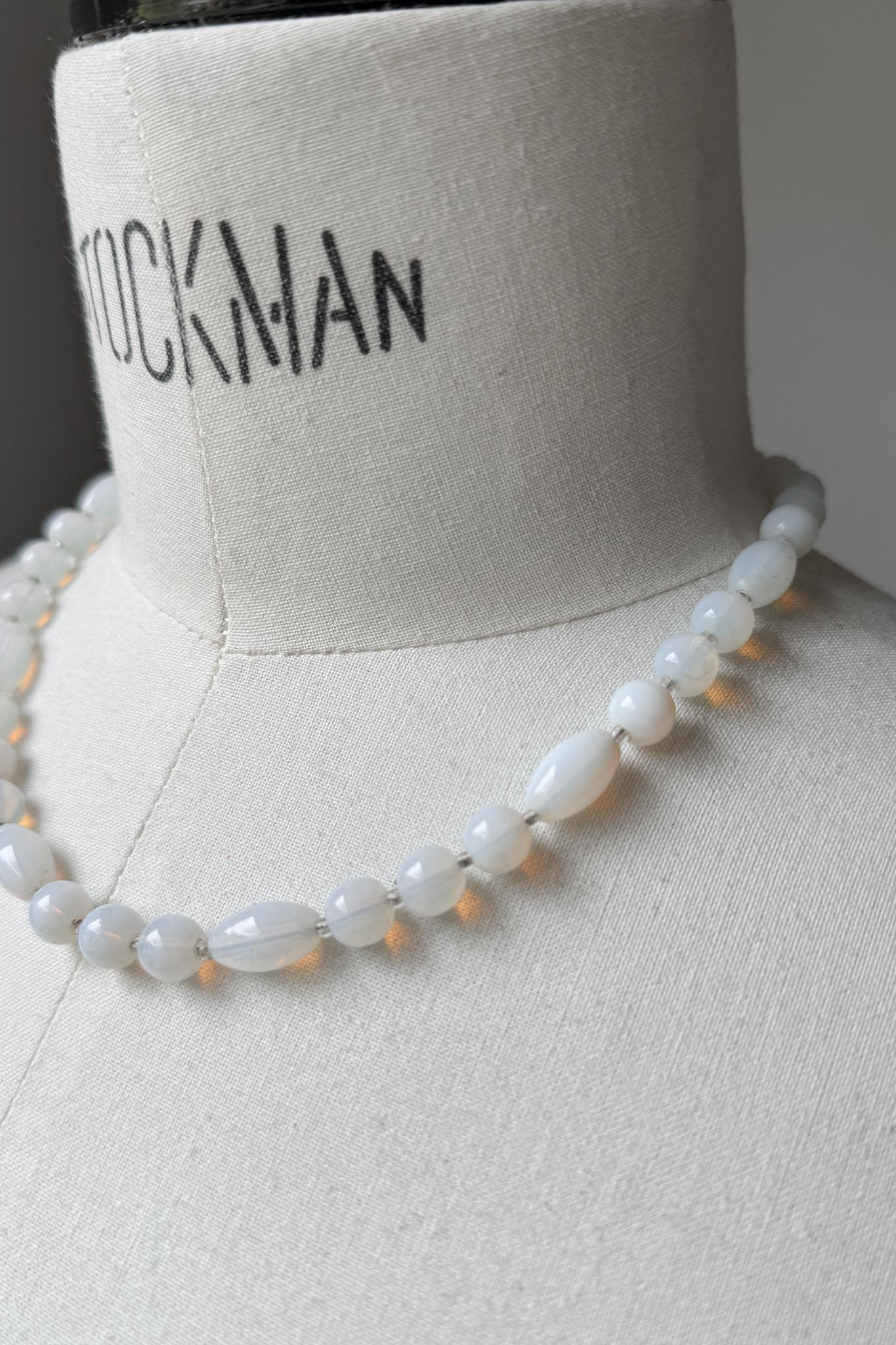 Vintage Mondstein Perlenkette mit Magnetverschluss – Ethereal White Stone Necklace theplaincircle vintage