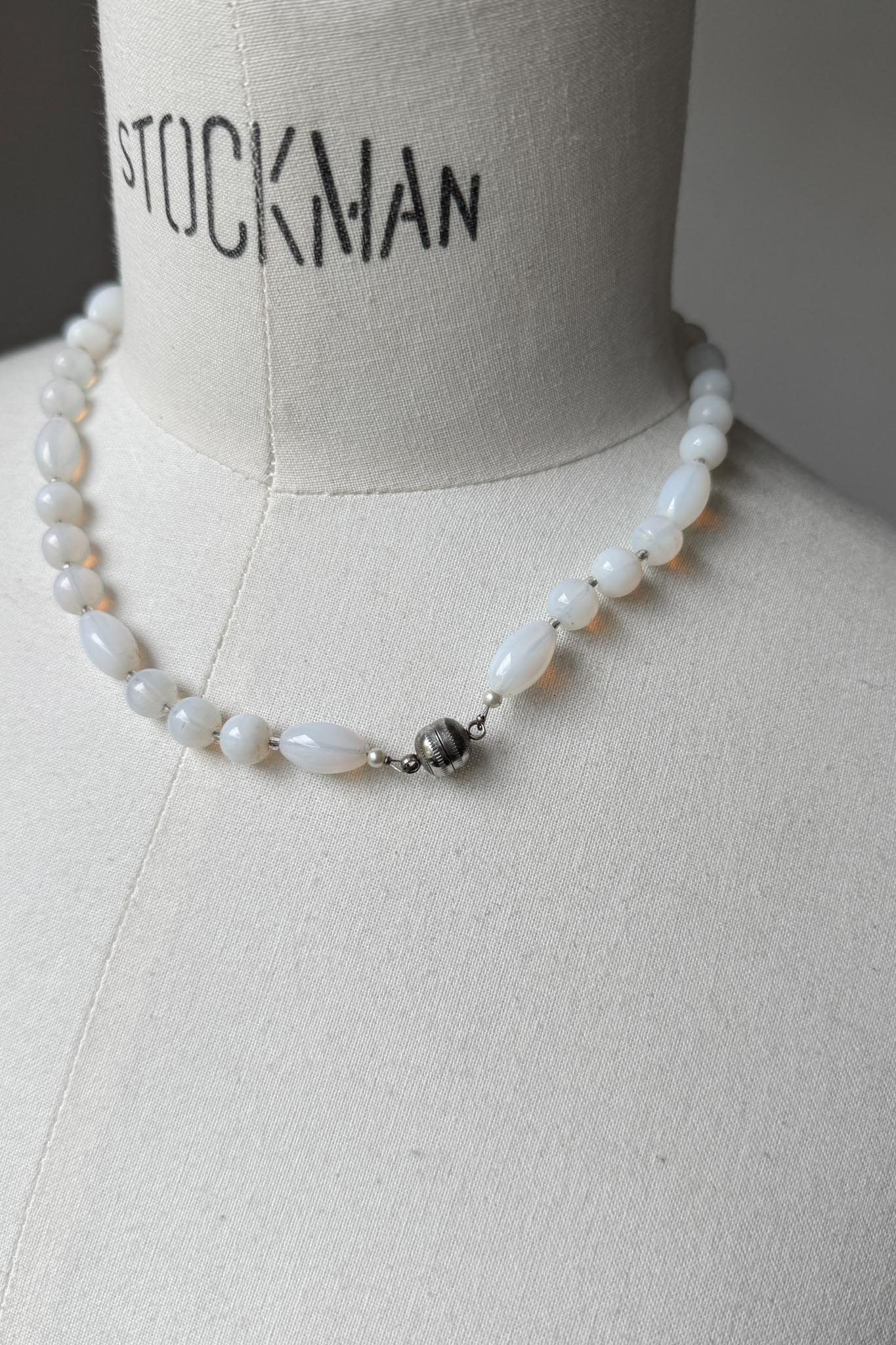 Vintage Mondstein Perlenkette mit Magnetverschluss – Ethereal White Stone Necklace theplaincircle vintage