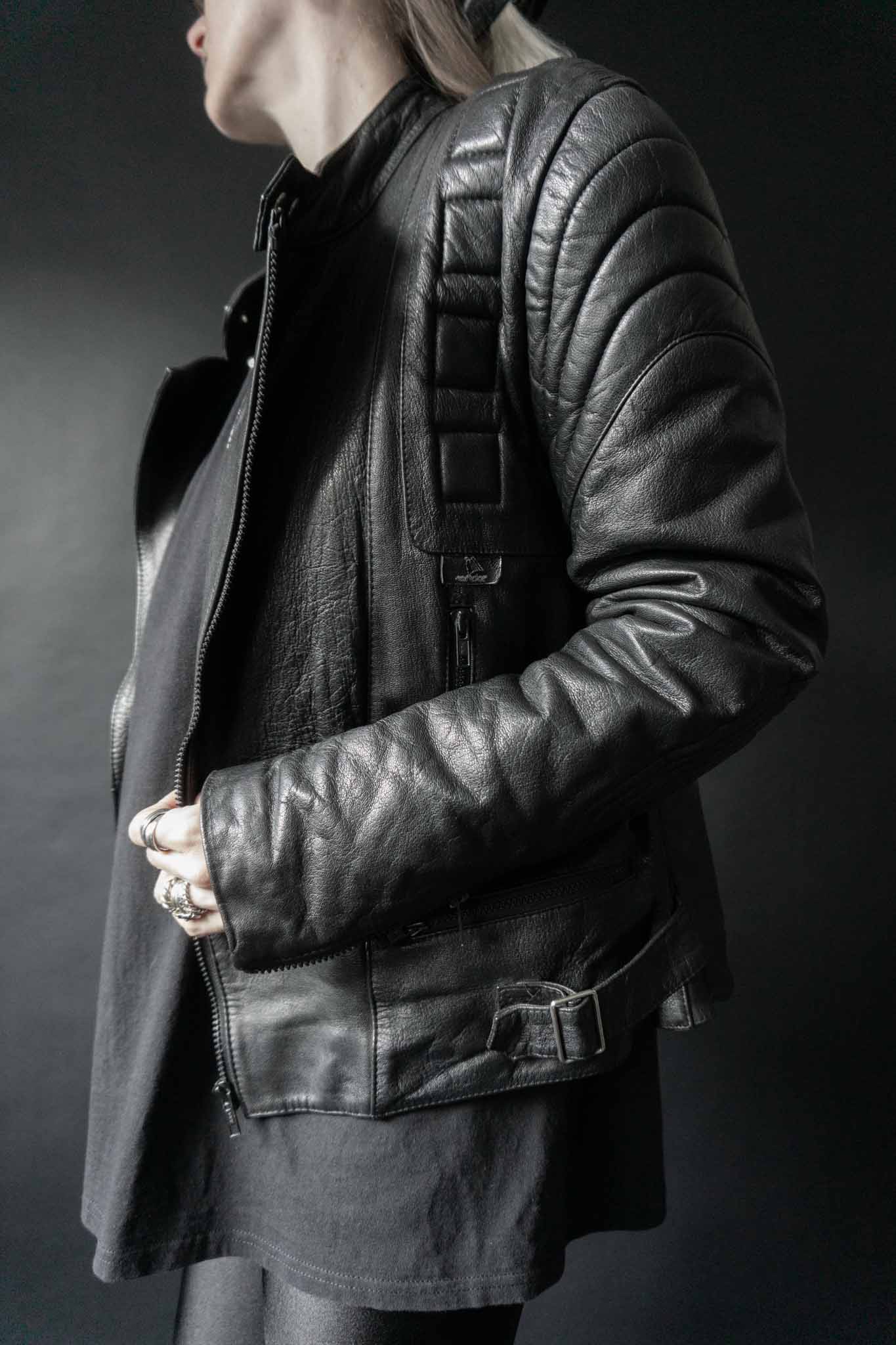 Schwarze Vintage Bikerjacke aus weichem Echtleder mit angedeuteten Protektoren