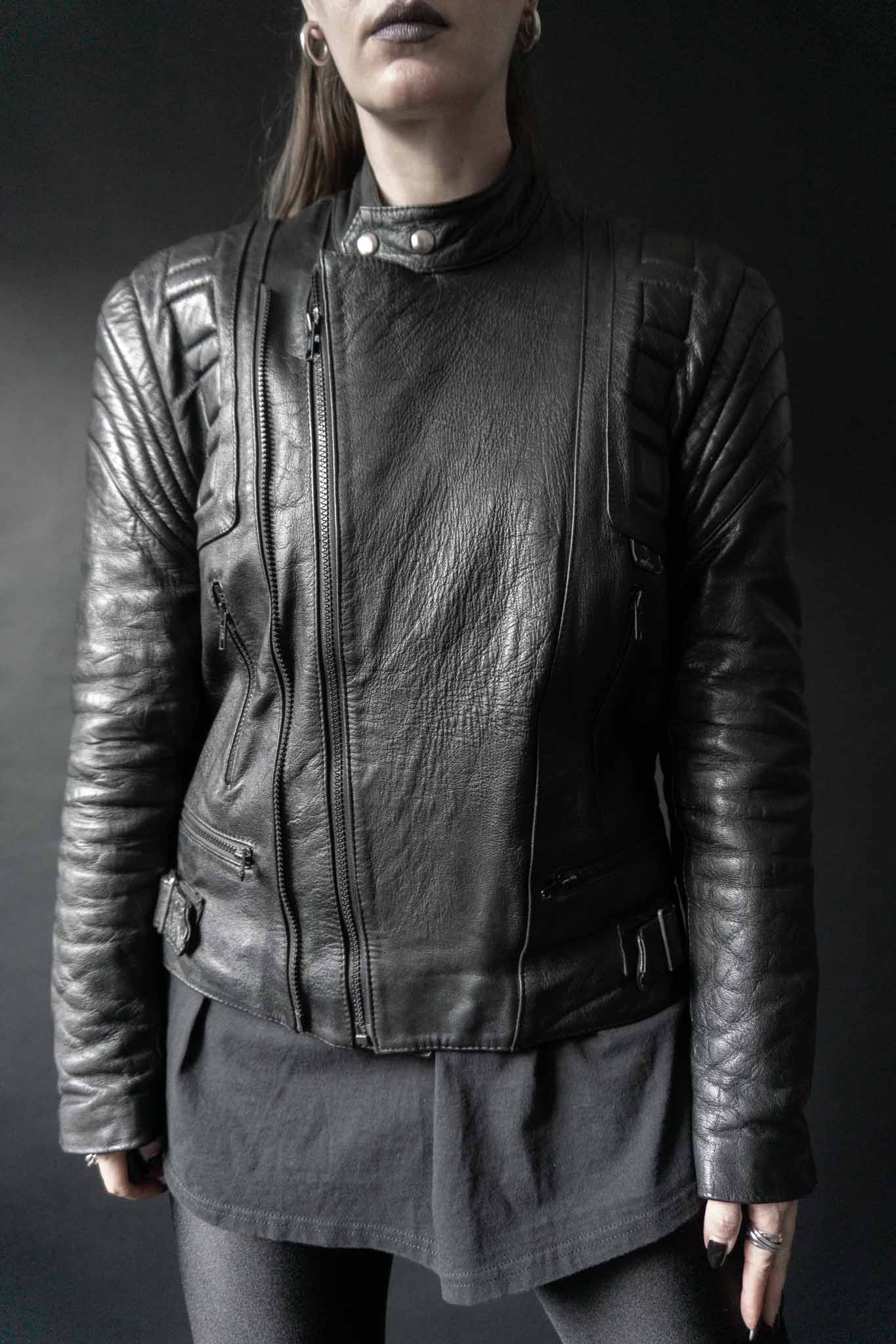 Schwarze Vintage Bikerjacke aus weichem Echtleder mit angedeuteten Protektoren