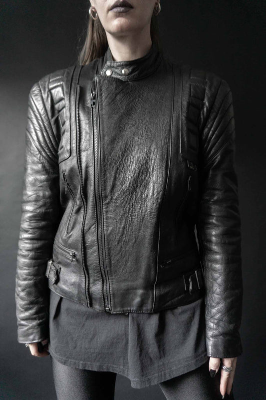 Schwarze Vintage Bikerjacke aus weichem Echtleder mit angedeuteten Protektoren