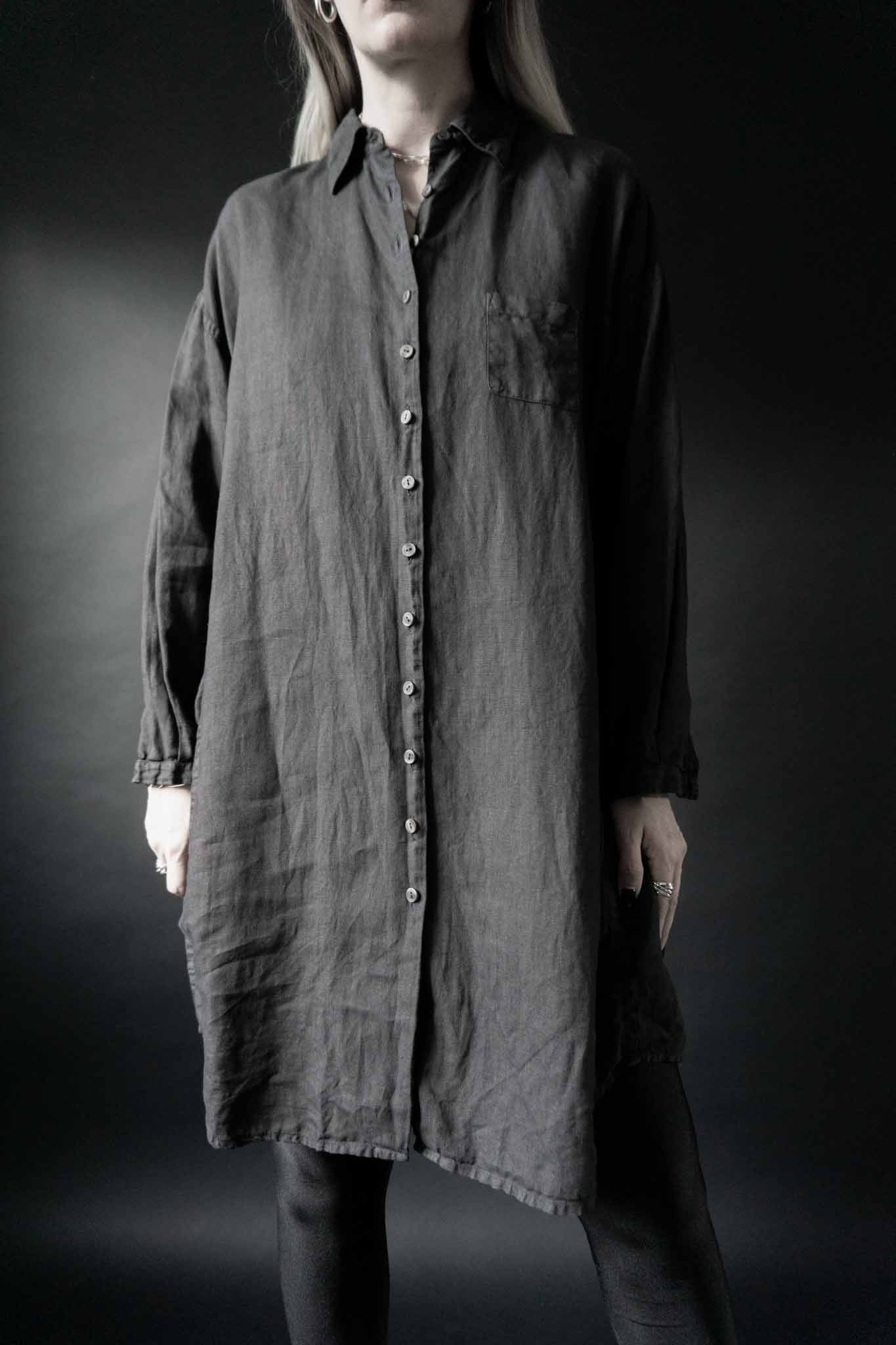 Schwarze Vintage Leinenbluse in Maxi-Länge mit durchgehender Knopfleiste