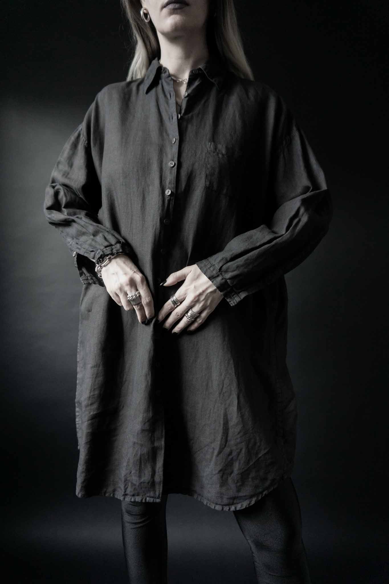 Schwarze Vintage Leinenbluse in Maxi-Länge mit durchgehender Knopfleiste