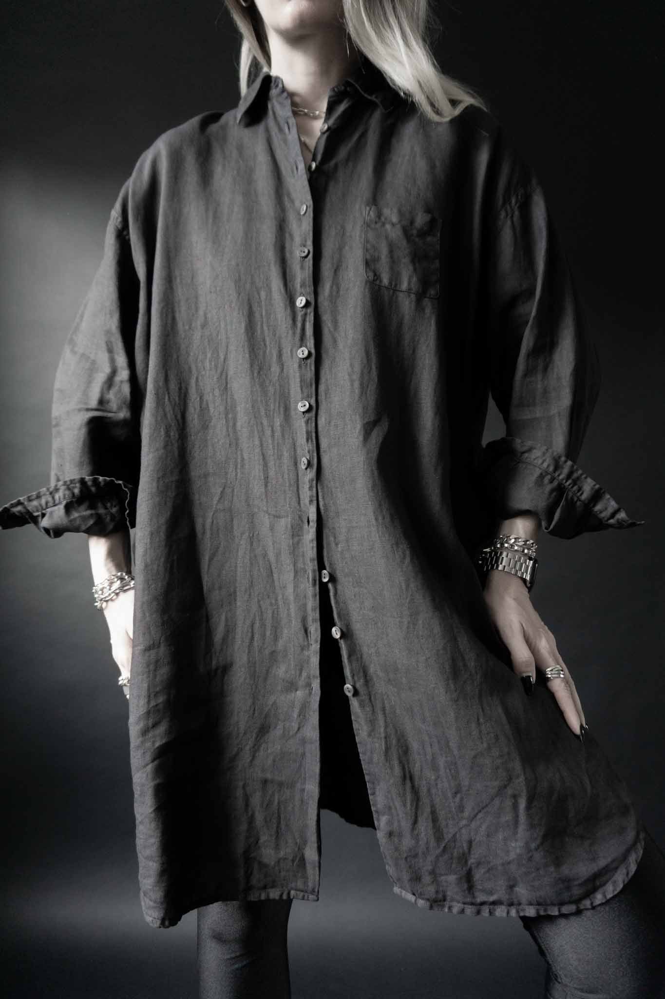 Schwarze Vintage Leinenbluse in Maxi-Länge mit durchgehender Knopfleiste