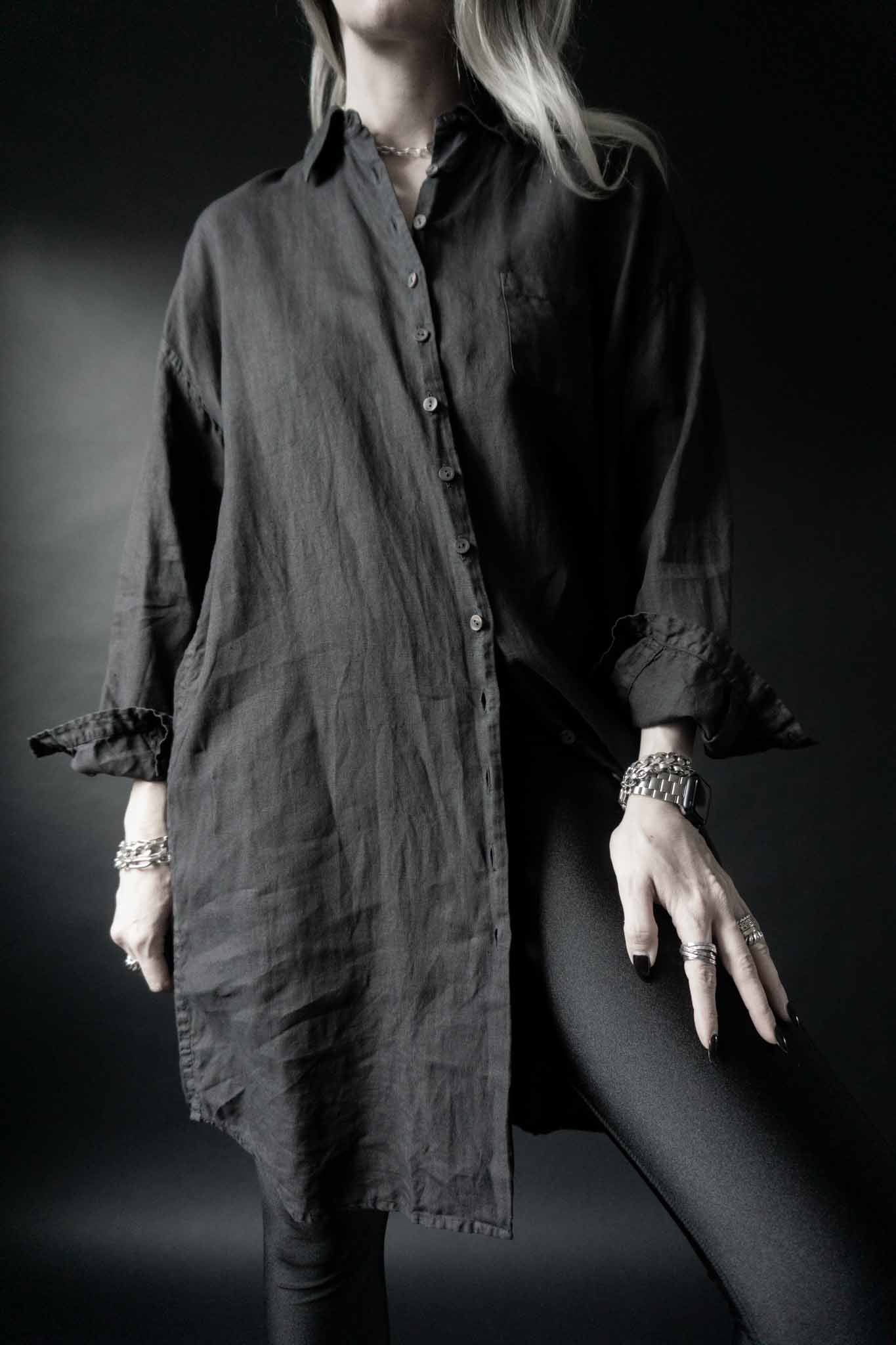 Schwarze Vintage Leinenbluse in Maxi-Länge mit durchgehender Knopfleiste