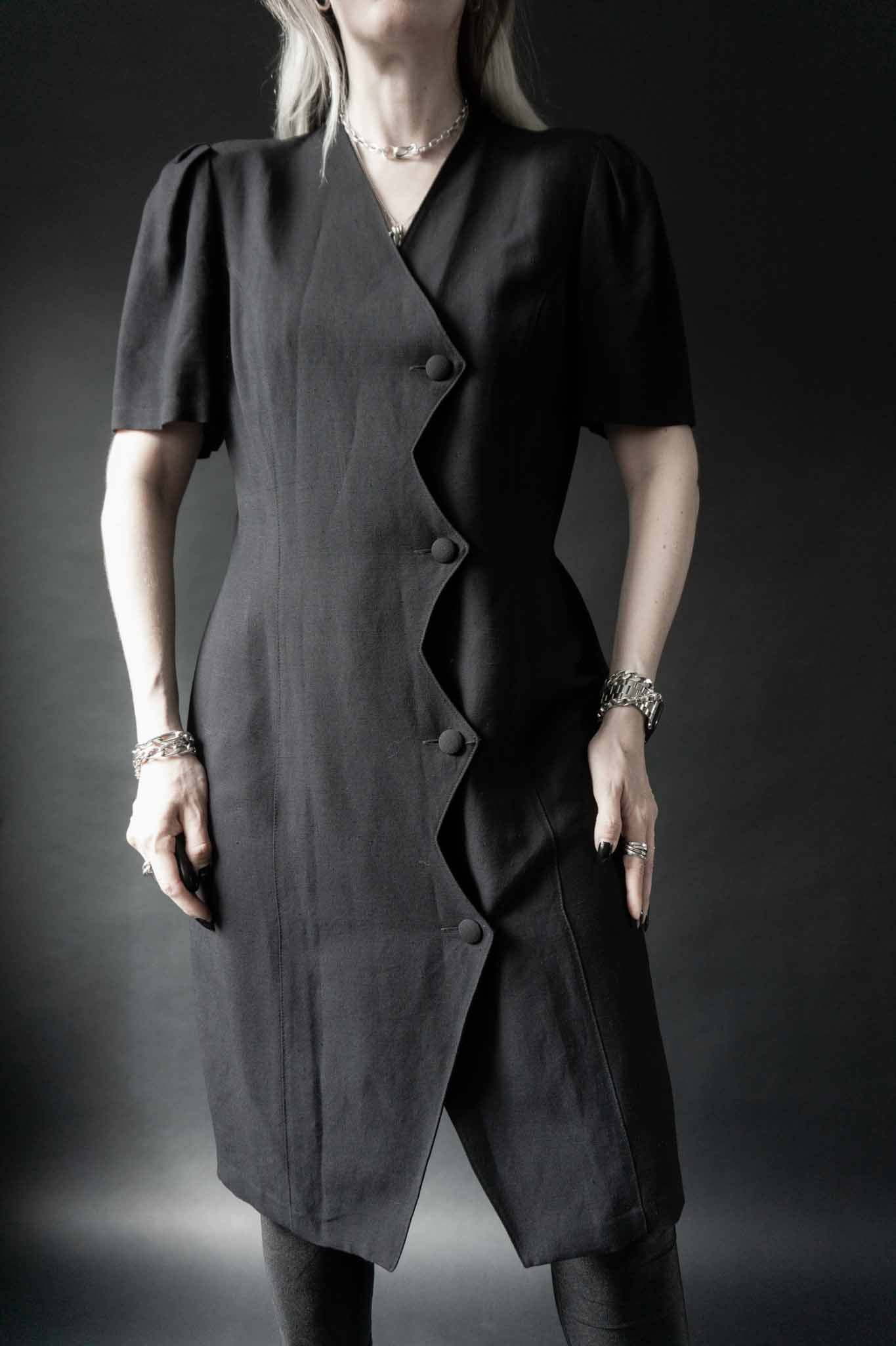 Vintage schwarzes Avantgarde Kleid mit Zickzack-Knopfleiste