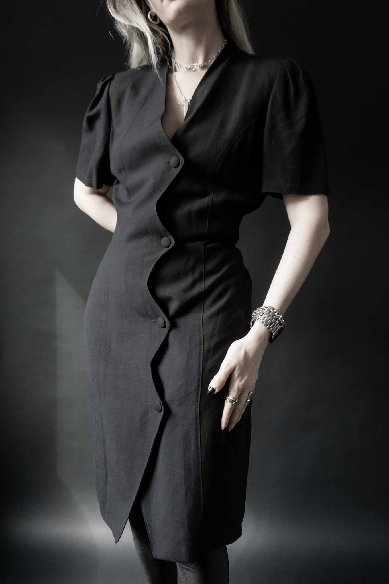 Vintage schwarzes Avantgarde Kleid mit Zickzack-Knopfleiste
