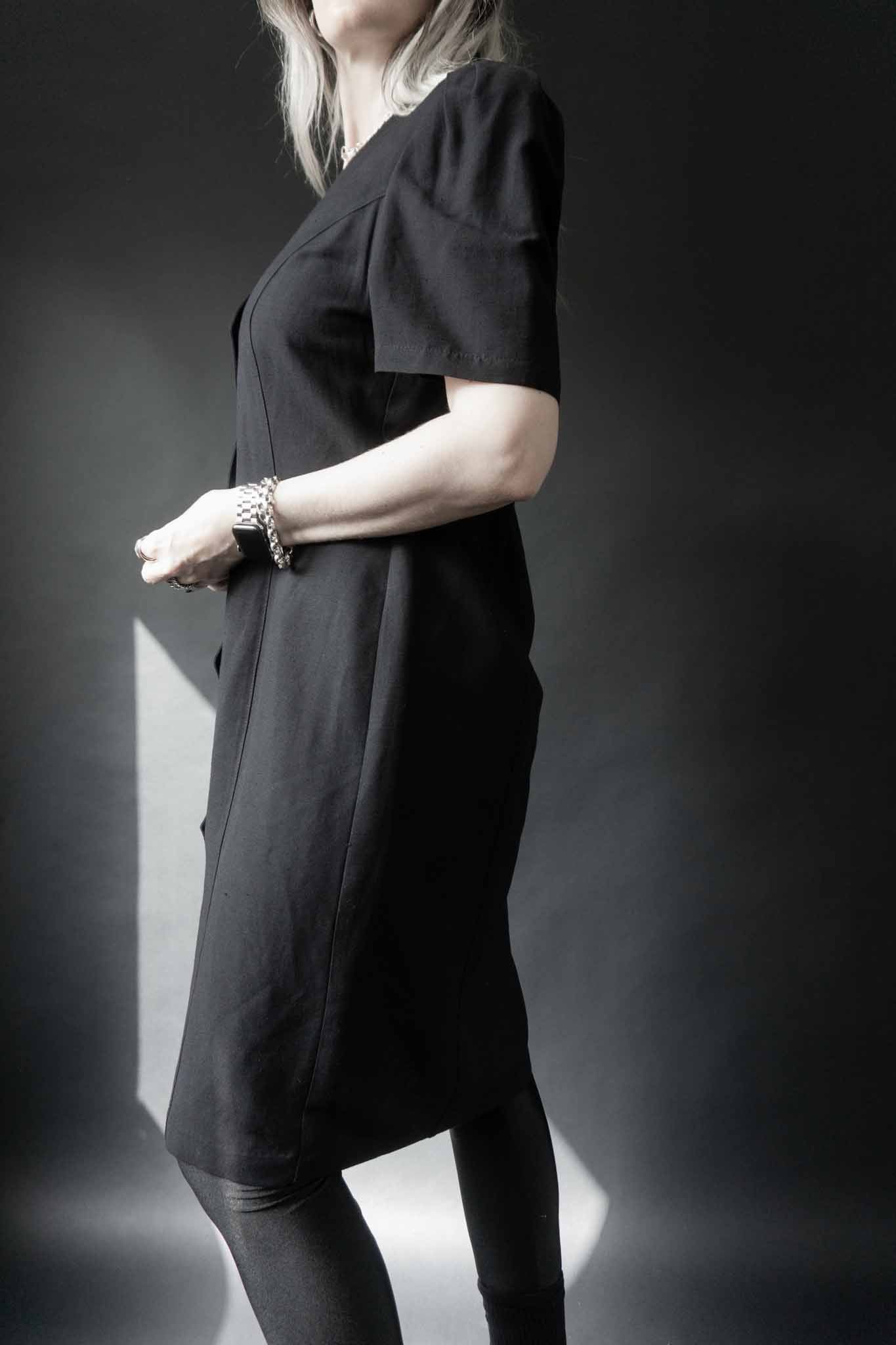 Vintage schwarzes Avantgarde Kleid mit Zickzack-Knopfleiste