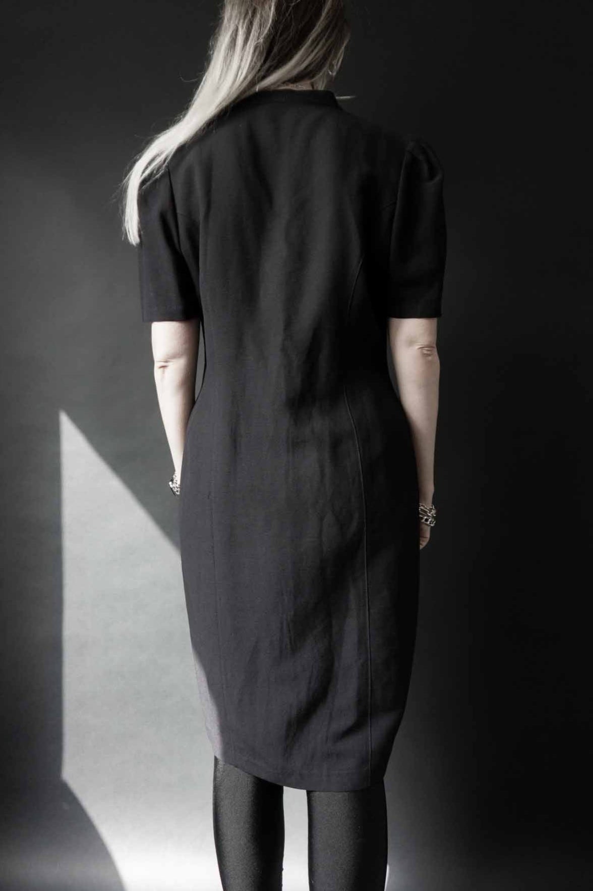 Vintage schwarzes Avantgarde Kleid mit Zickzack-Knopfleiste