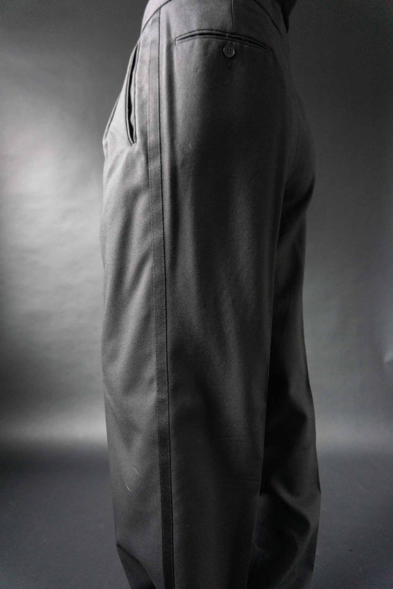 Schwarze Vintage Smokinghose 80er aus Wolle mit Satin-Galantstreifen, Bundfalten und Bügelfalten