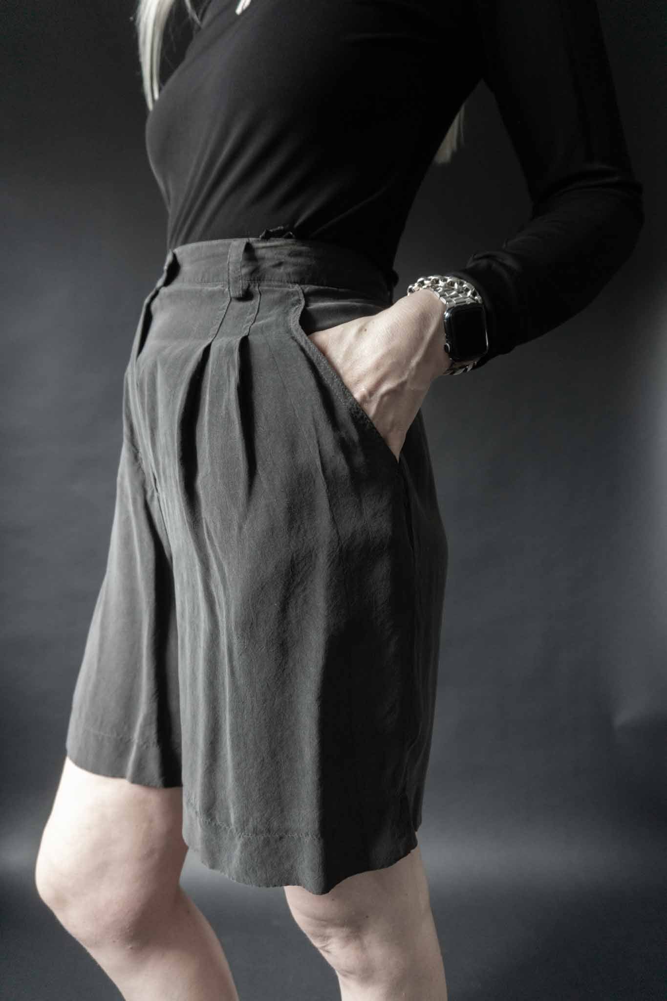 Vintage Seidenshorts Bermuda, Schwarz, S–M theplaincircle vintage