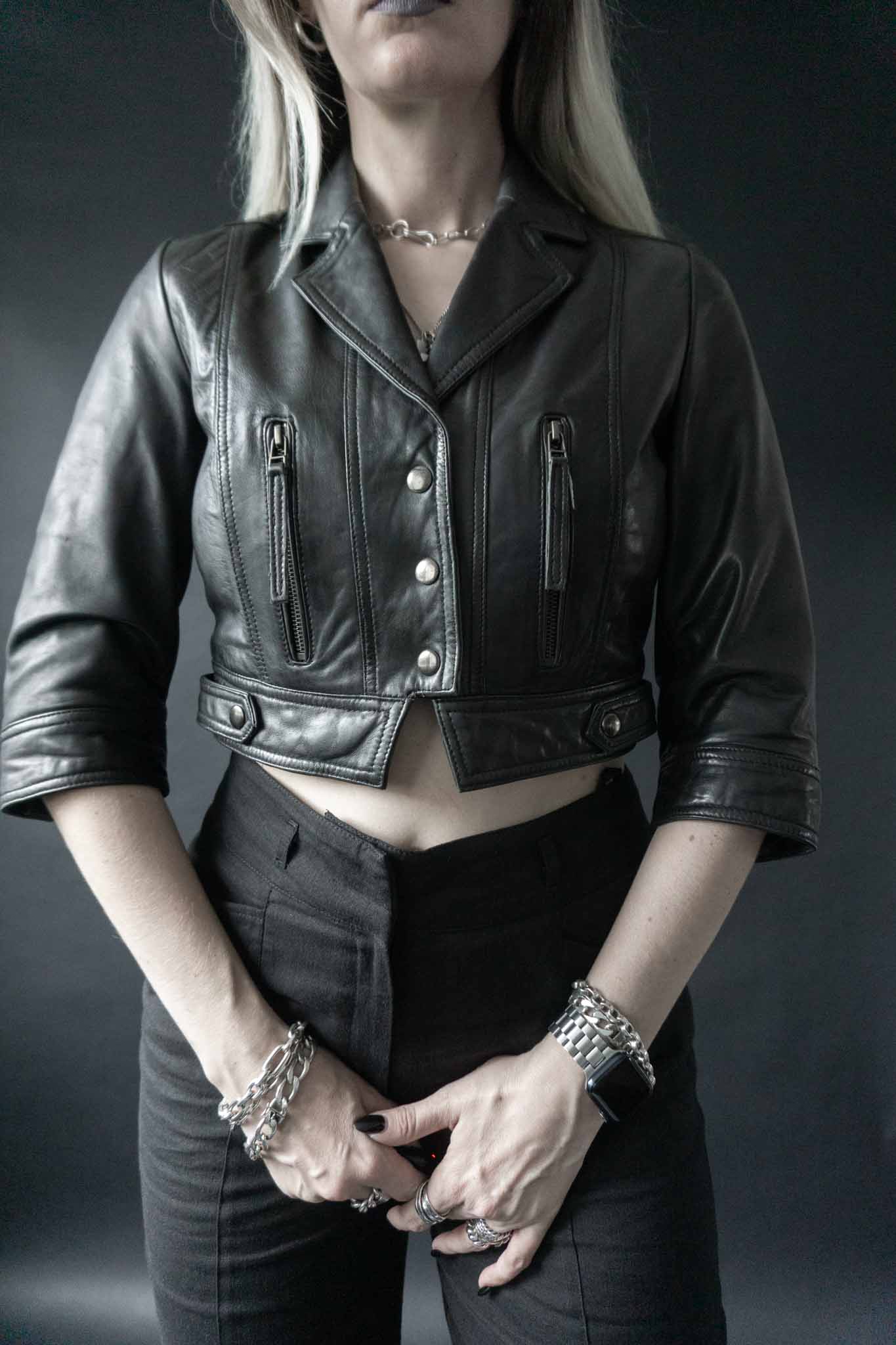 Schwarze Cropped-Lederjacke aus Echtleder mit Druckknöpfen & verkürzten Ärmeln
