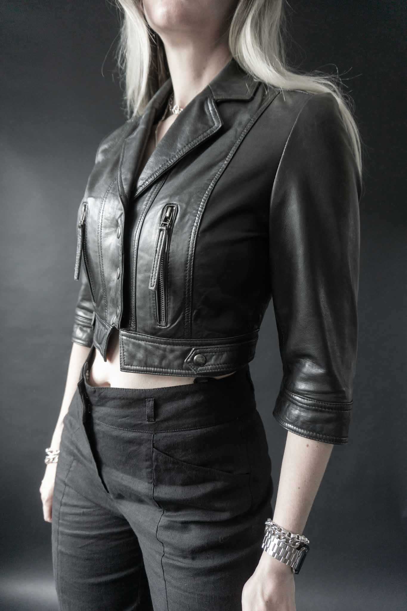Schwarze Cropped-Lederjacke aus Echtleder mit Druckknöpfen & verkürzten Ärmeln
