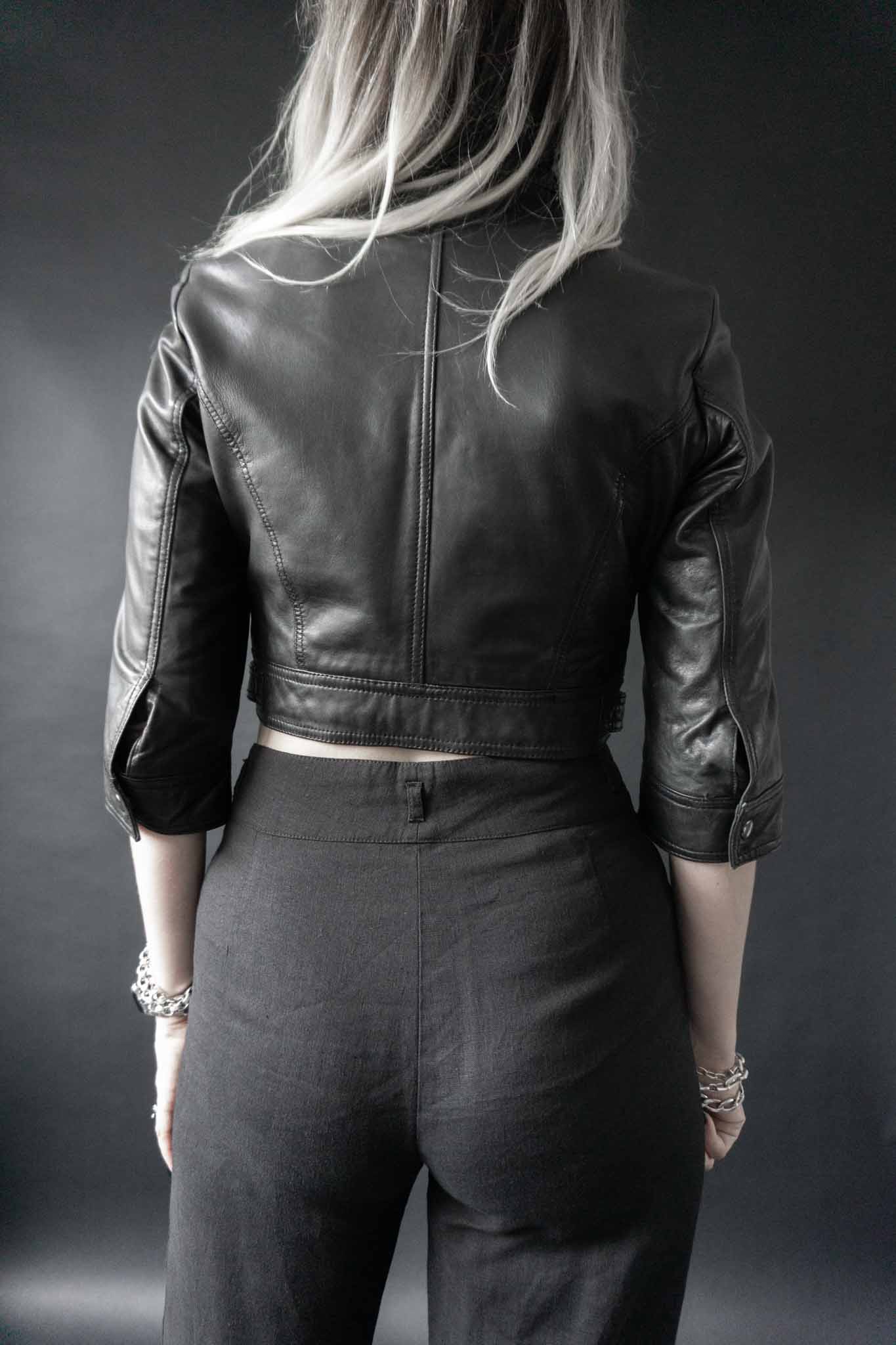 Schwarze Cropped-Lederjacke aus Echtleder mit Druckknöpfen & verkürzten Ärmeln