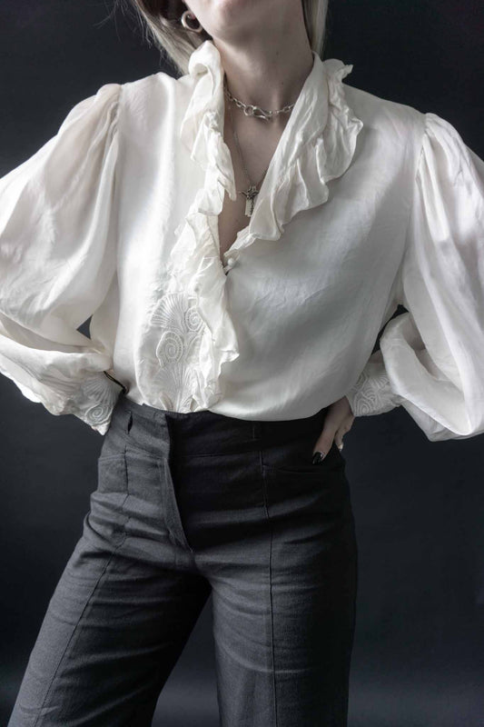 Weiße Vintage Seidenbluse aus den 80s mit Volants, Stickerei & Ballonärmeln